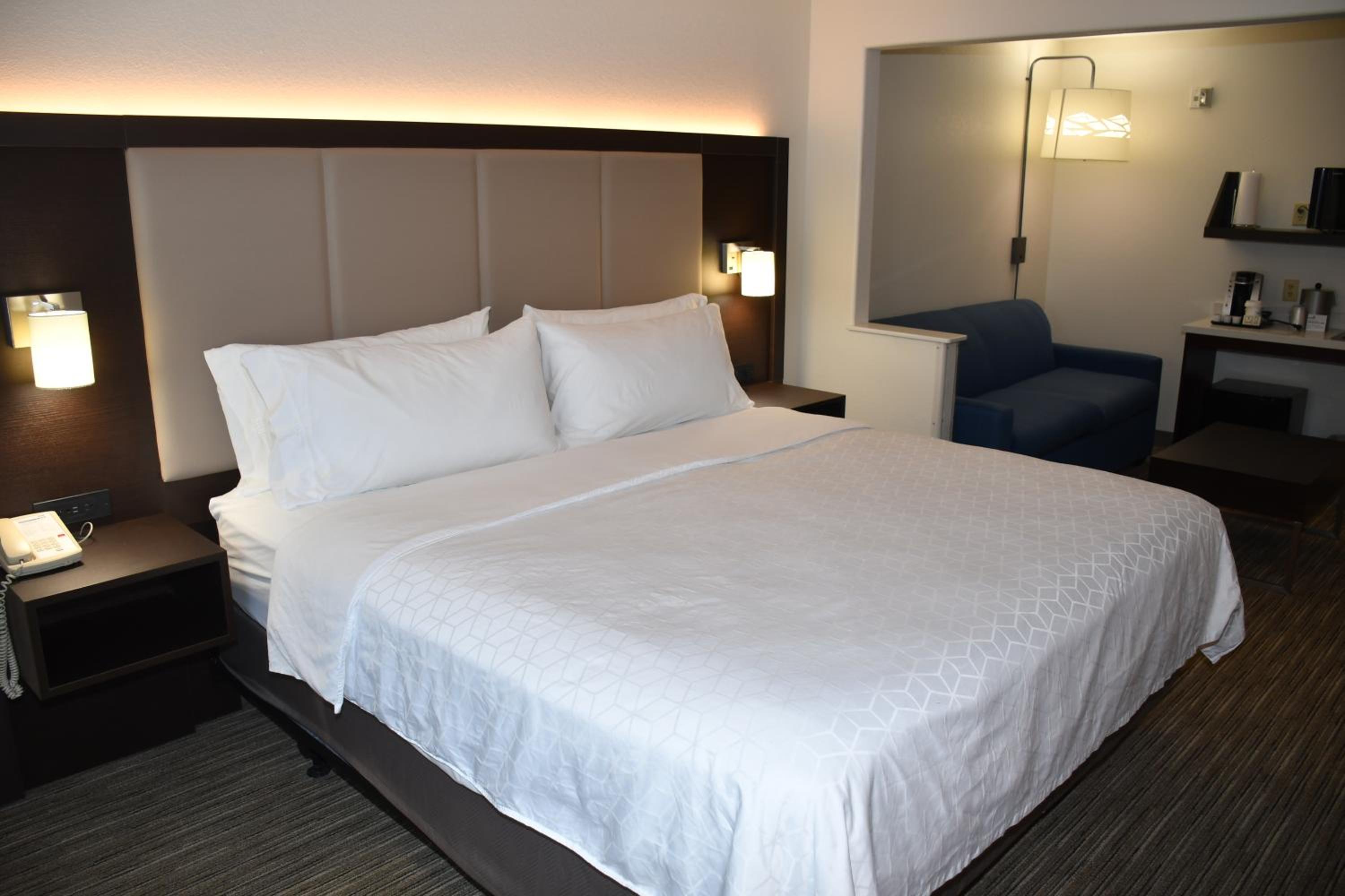 King Suite with Hearing Accessible Tub - Non-Smoking - Photo 2