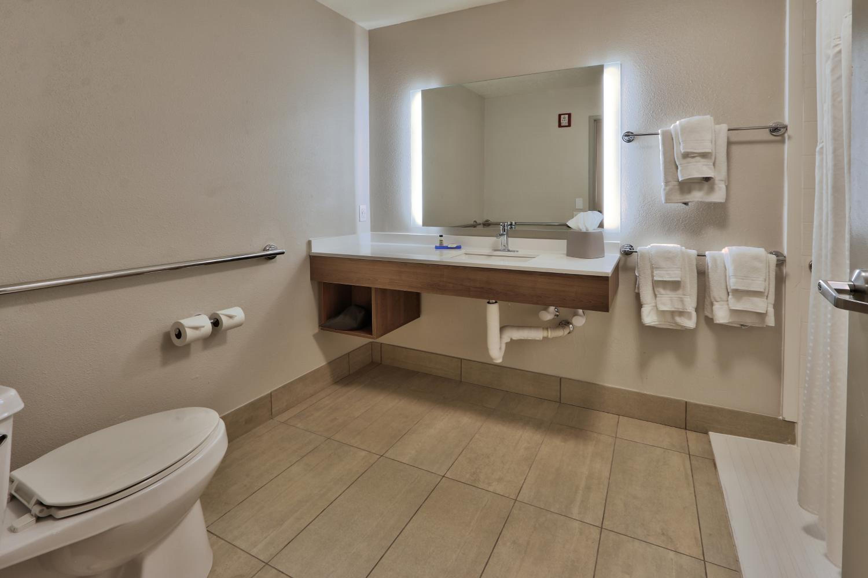 Queen Room with Two Queen Beds Hearing Accessible with Roll-In Shower - Non-Smoking - Photo 4