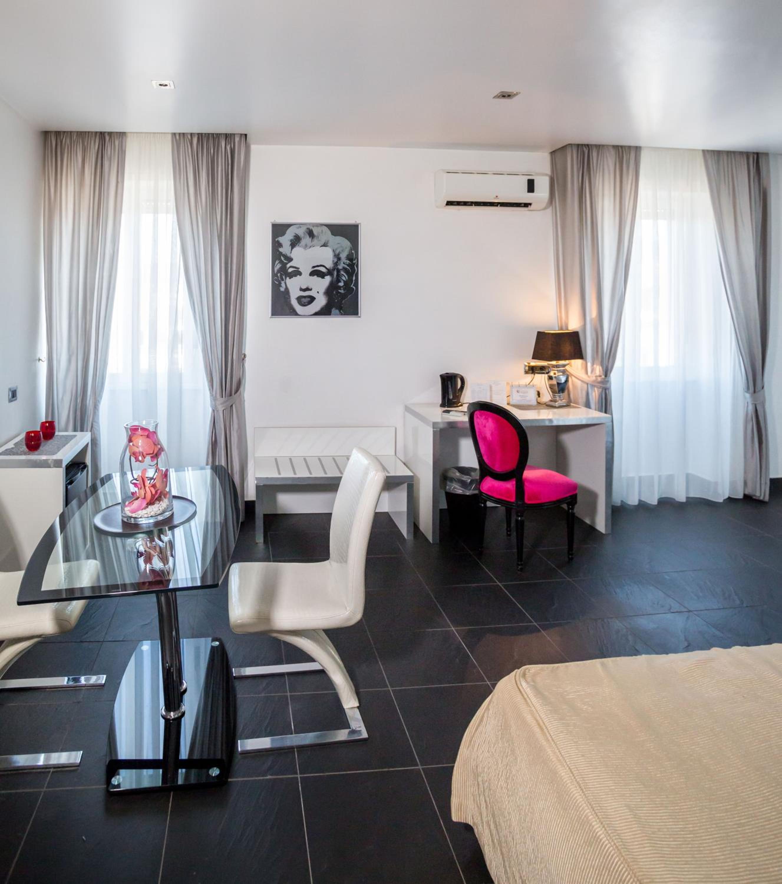 Suite - Photo 8