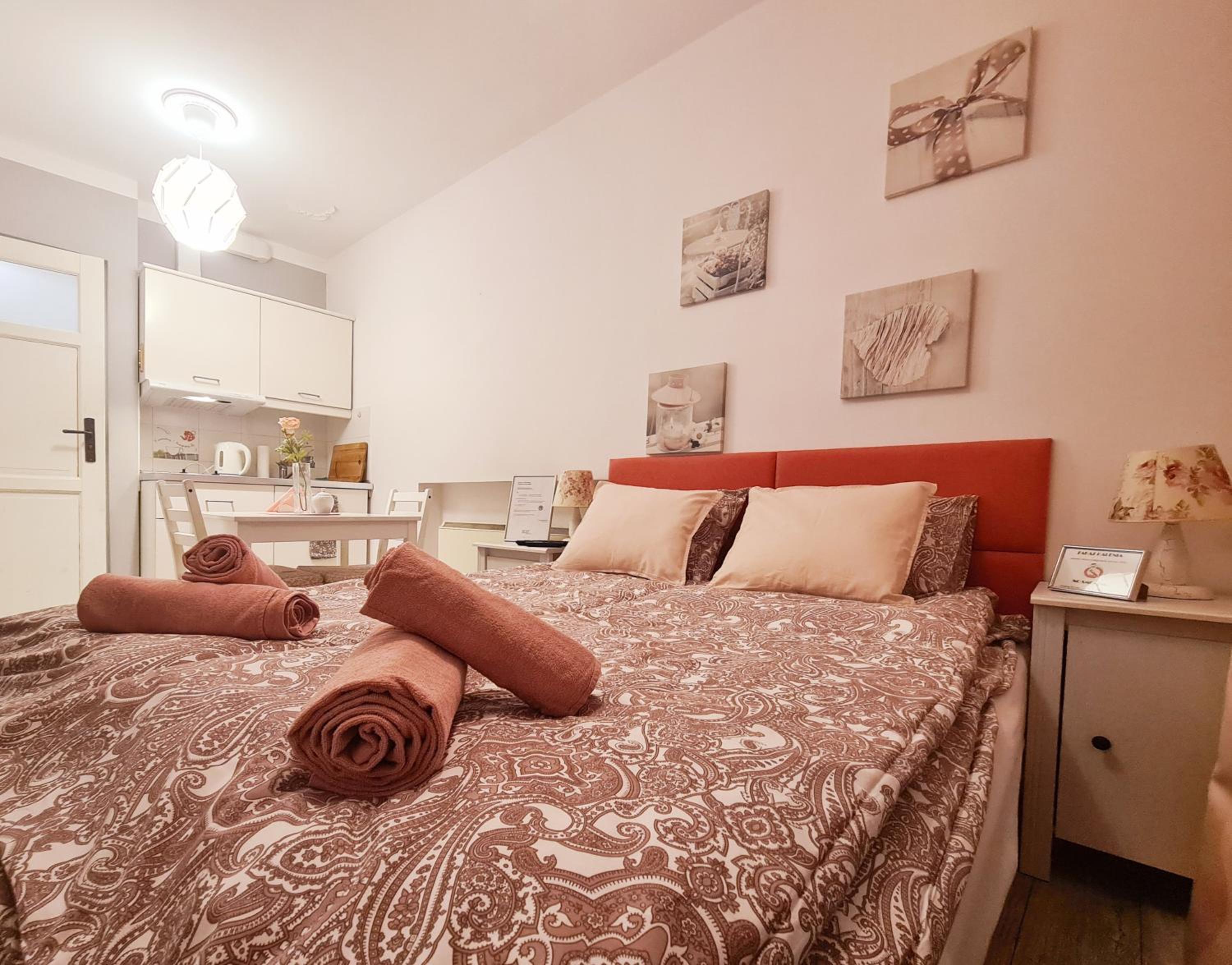 Studio Apartment - Photo 1