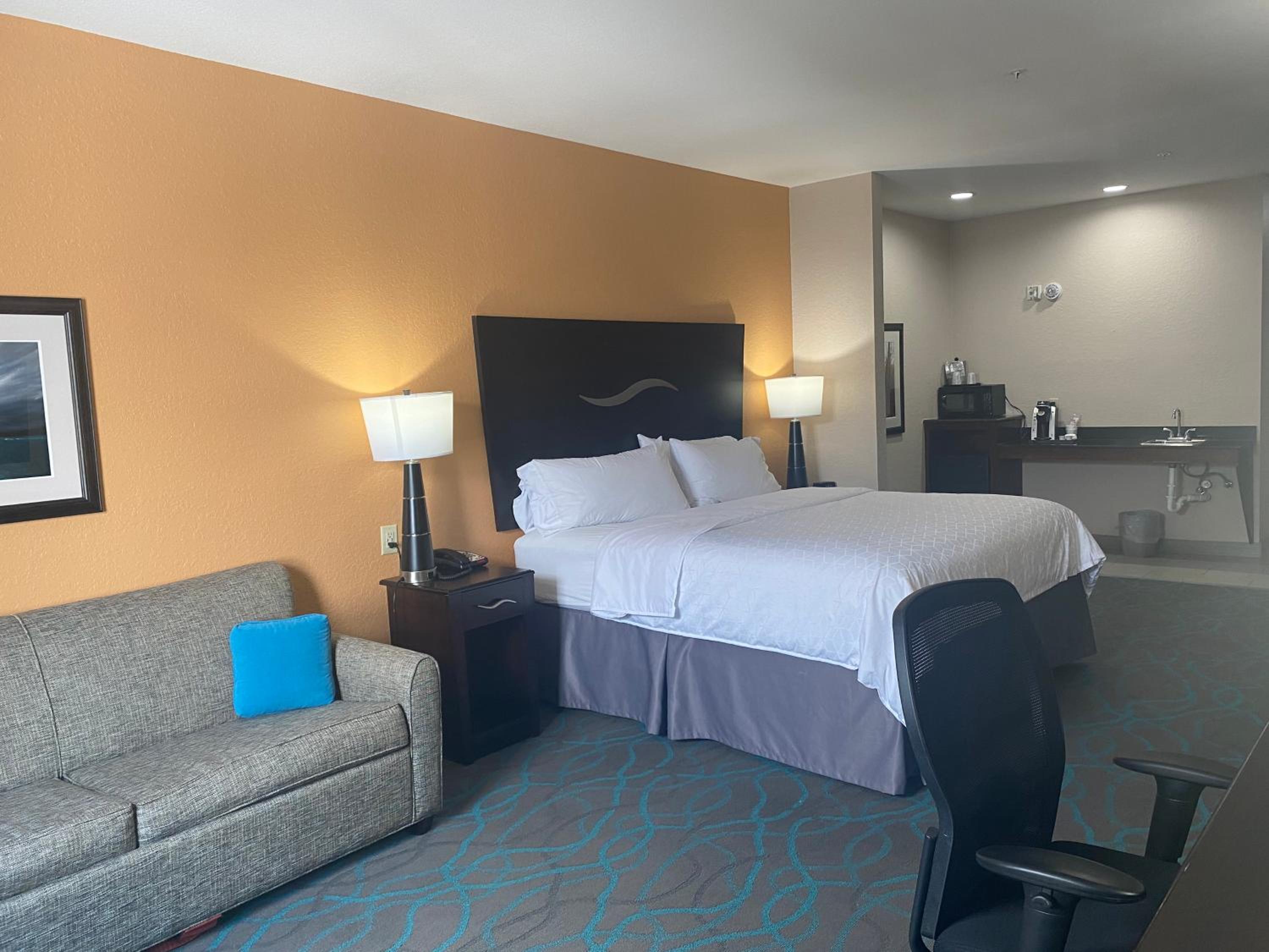 Suite With Two Queen Beds And Mobility Accessible Tub - Non-Smoking - Photo 1