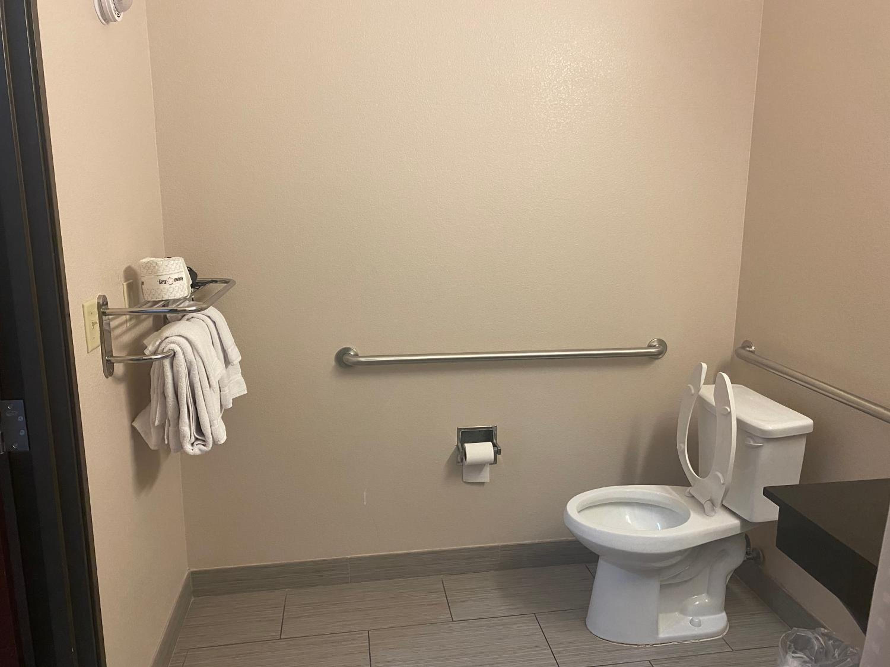 Suite With Two Queen Beds And Mobility Accessible Tub - Non-Smoking - Photo 2