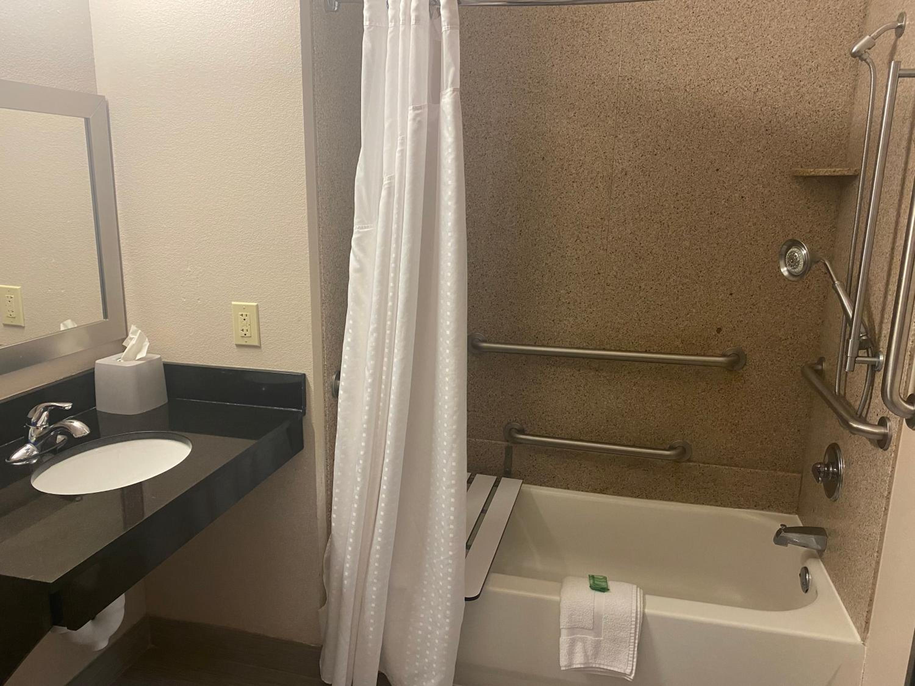 Suite With Two Queen Beds And Mobility Accessible Tub - Non-Smoking - Photo 5