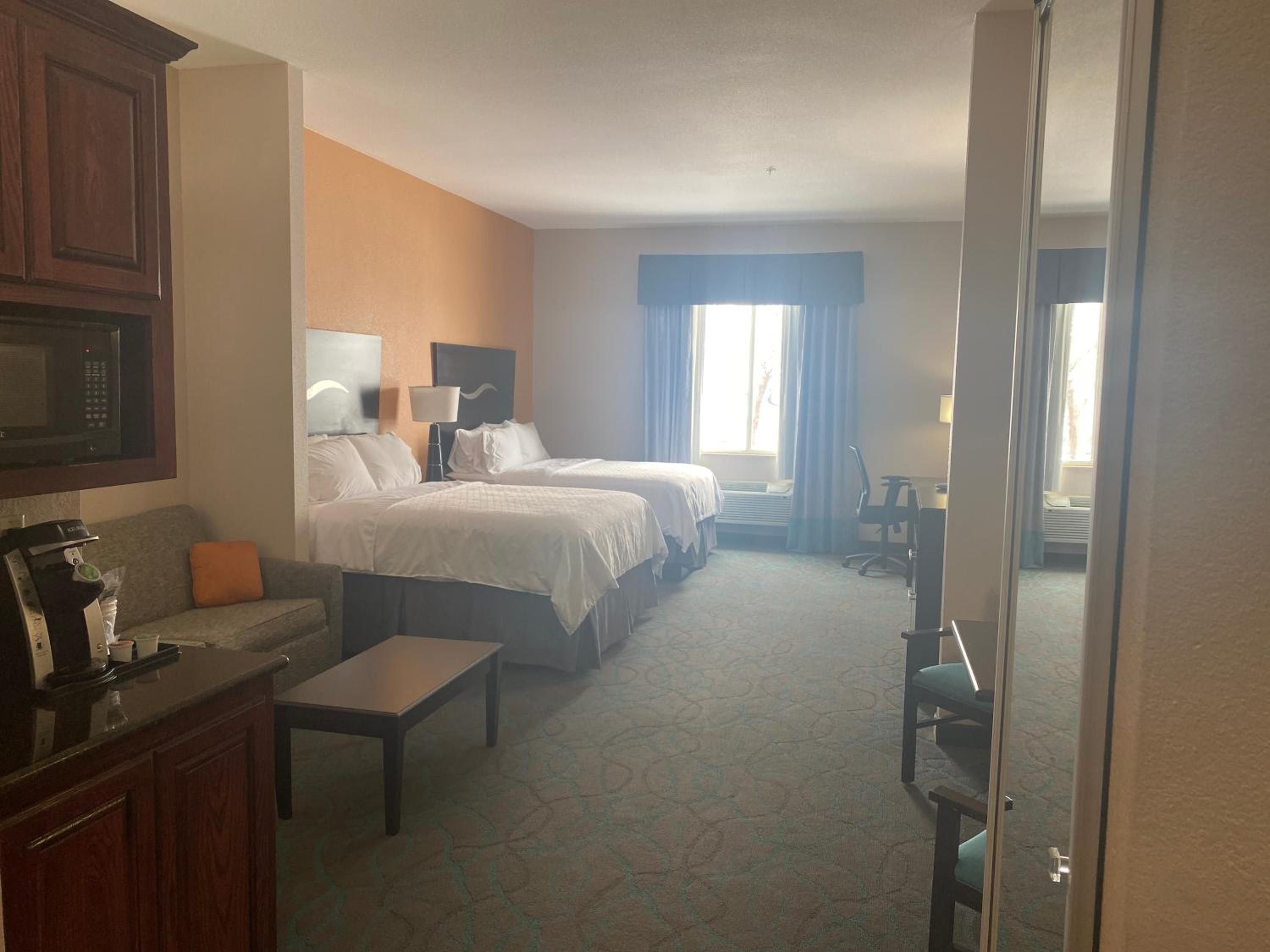 Queen Suite With Two Queen Beds And Additional Living Area - Photo 5