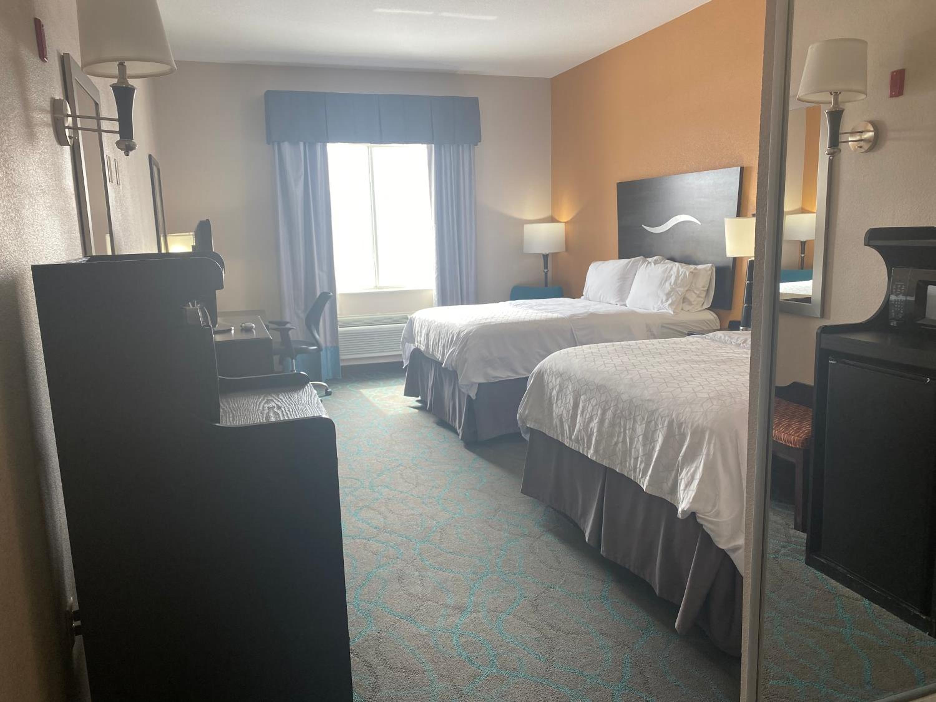 Standard Queen Room With Two Queen Beds - Photo 5