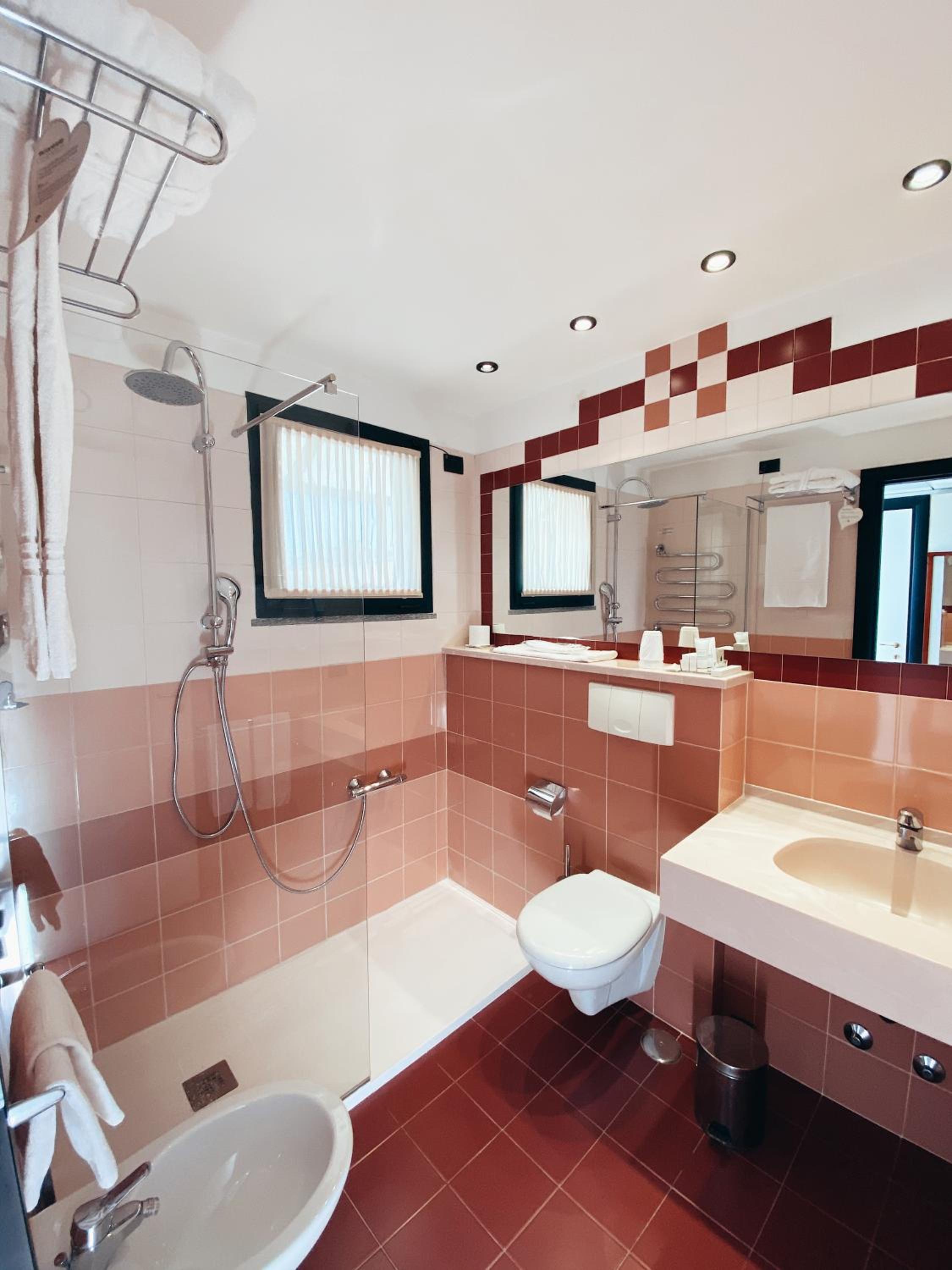 Superior King Room - Photo 9