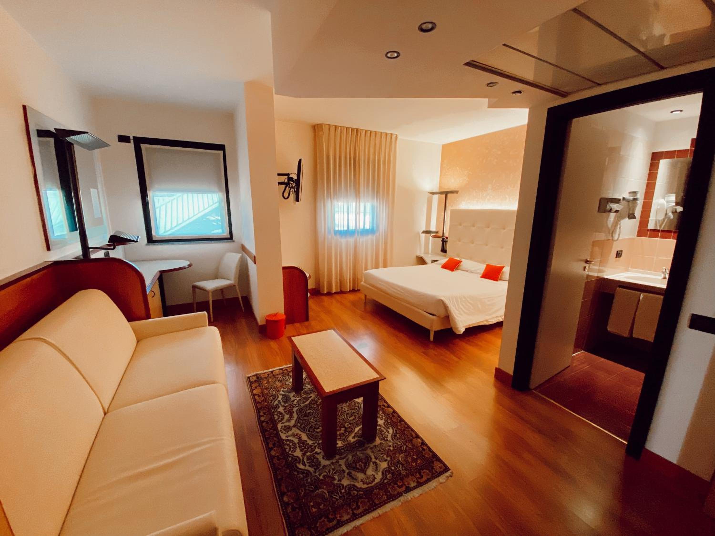 Family King Room with Sofa Bed - Photo 6