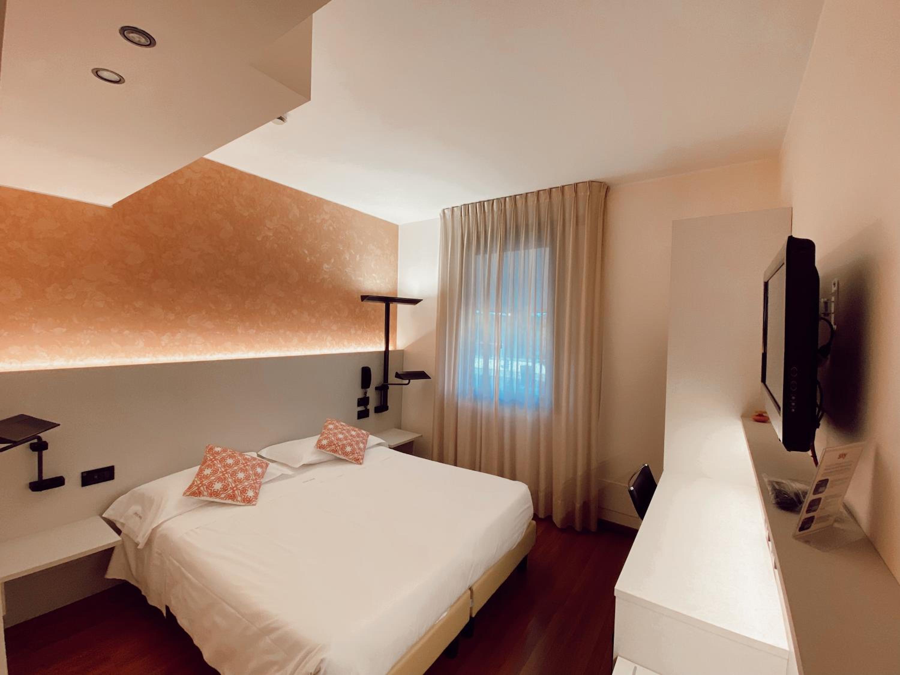 Superior King Room - Photo 1