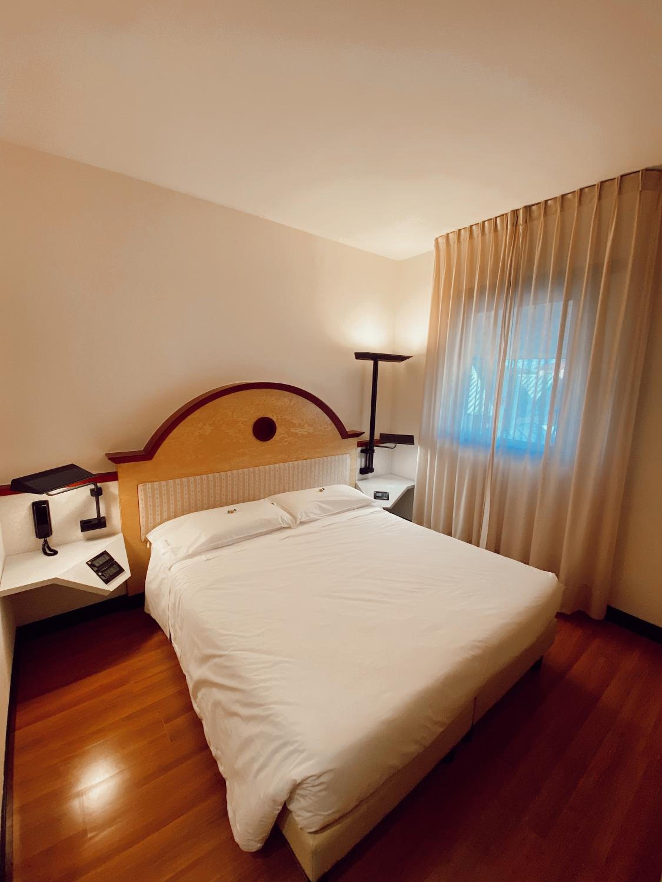 Standard King Room - Photo 7