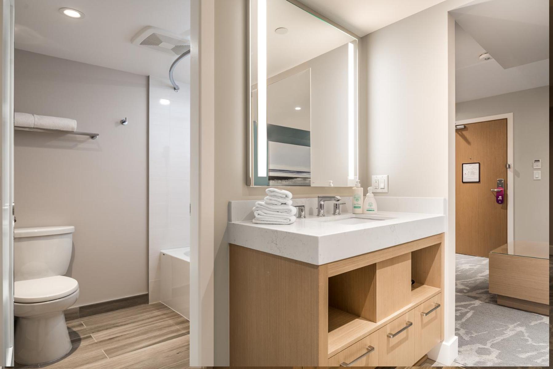 Coast Queen Suite - Photo 2