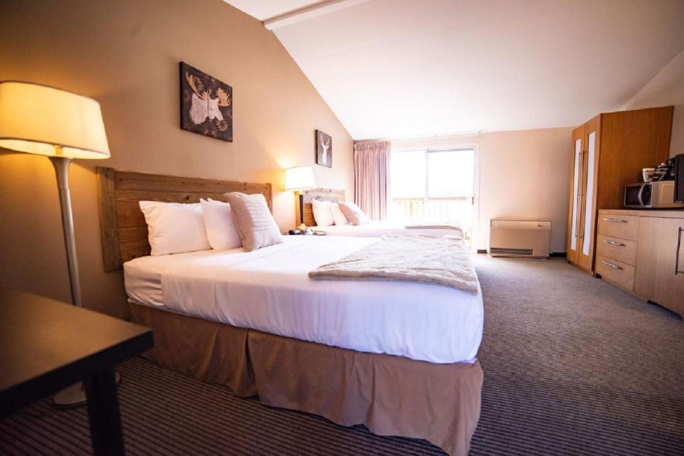 Queen Room with Two Queen Beds with Balcony - Photo 7