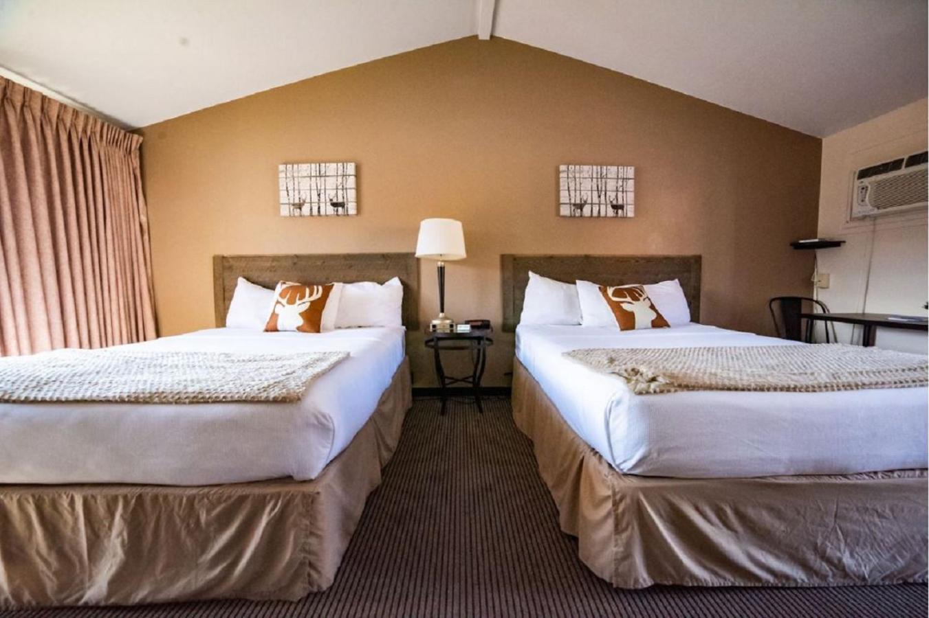 Queen Room with Two Queen Beds with Balcony - Photo 8