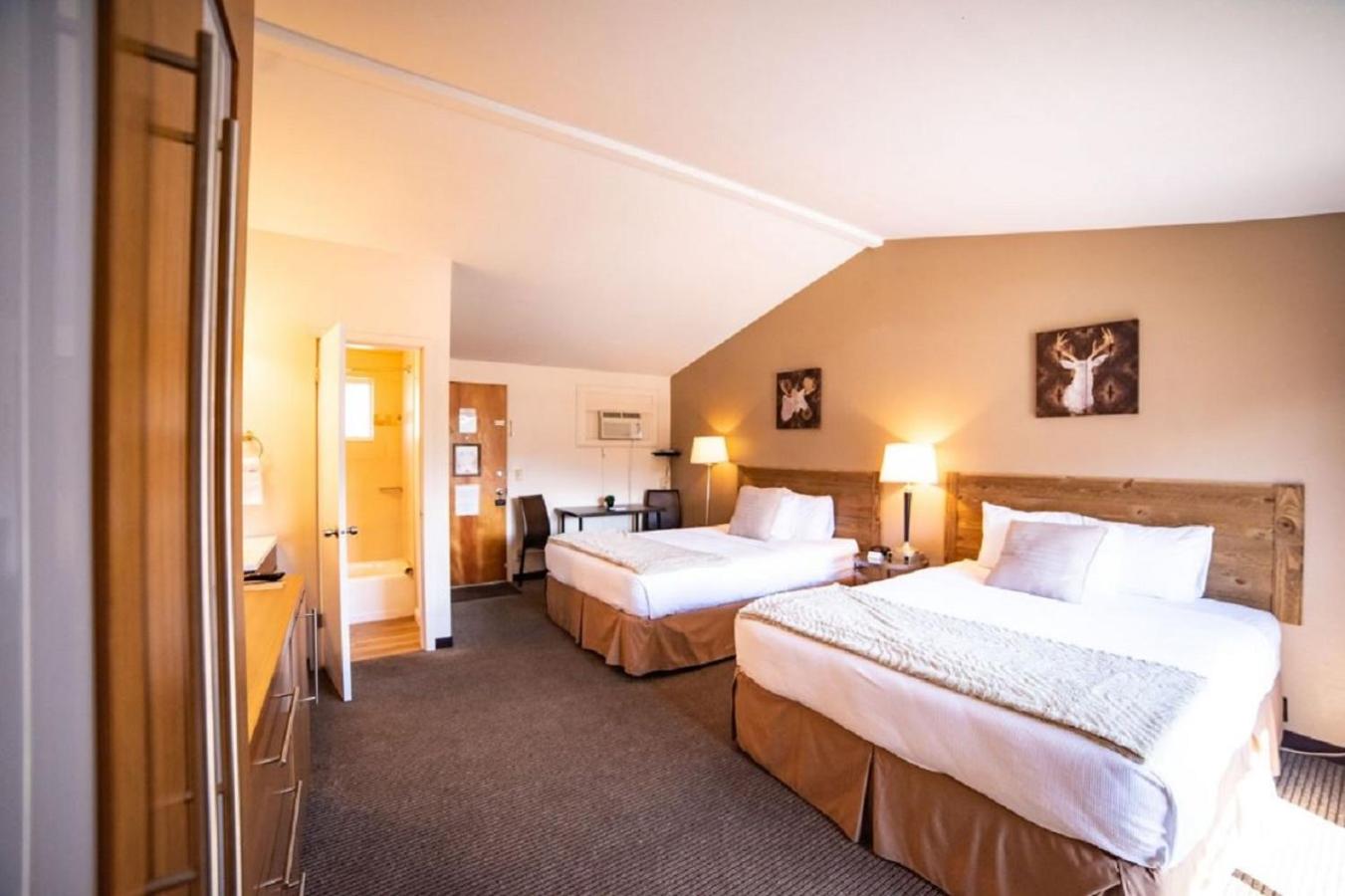 Queen Room with Two Queen Beds with Balcony - Photo 9