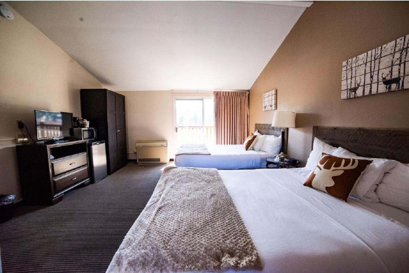 Queen Room with Two Queen Beds with Balcony - Photo 10