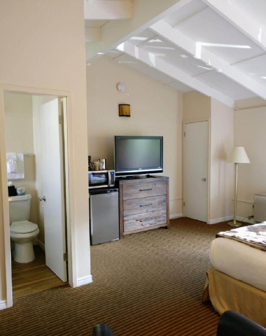 King Room with Balcony - Photo 18