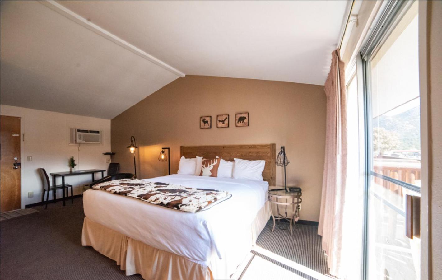 King Room with Balcony - Photo 19