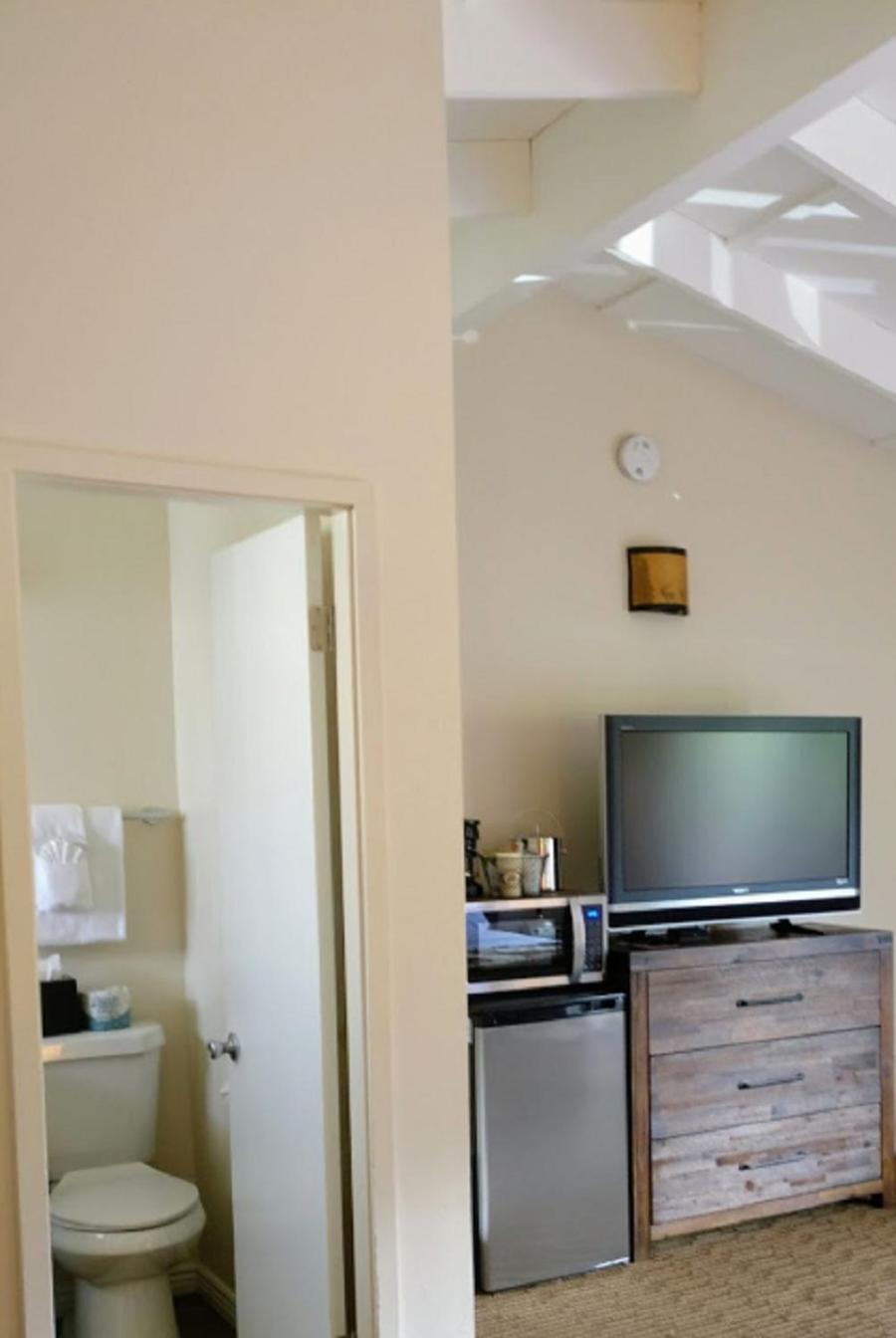 Queen Room with Two Queen Beds with Balcony - Photo 4