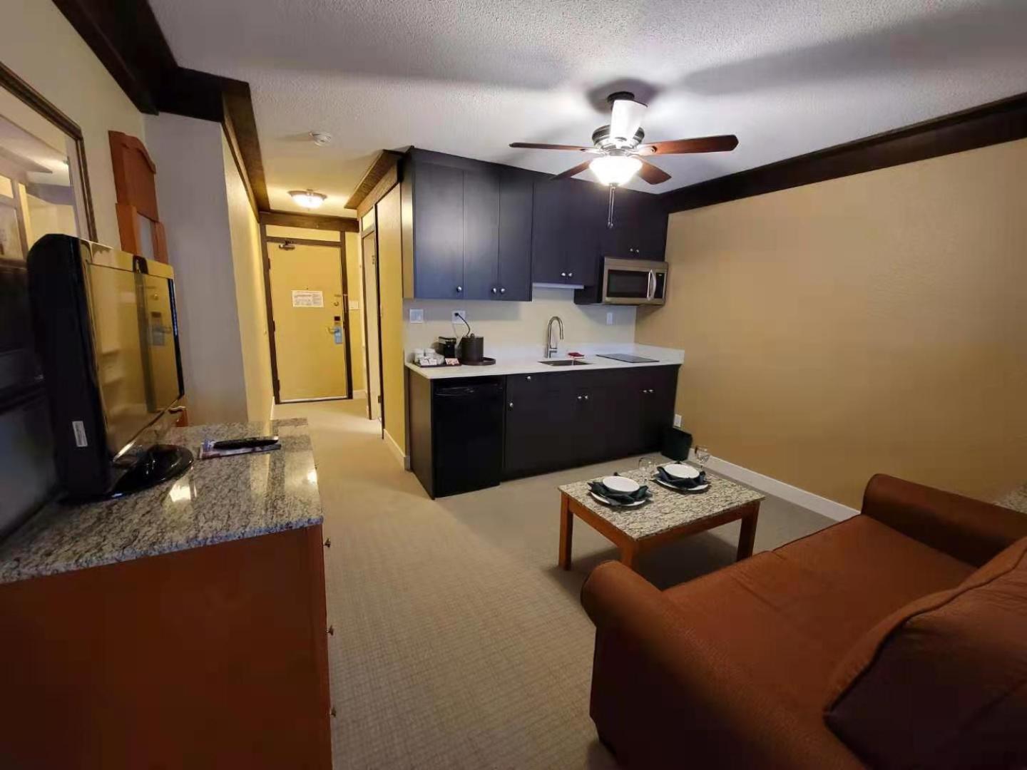 One-Bedroom Queen Suite - Non-Smoking - Photo 2
