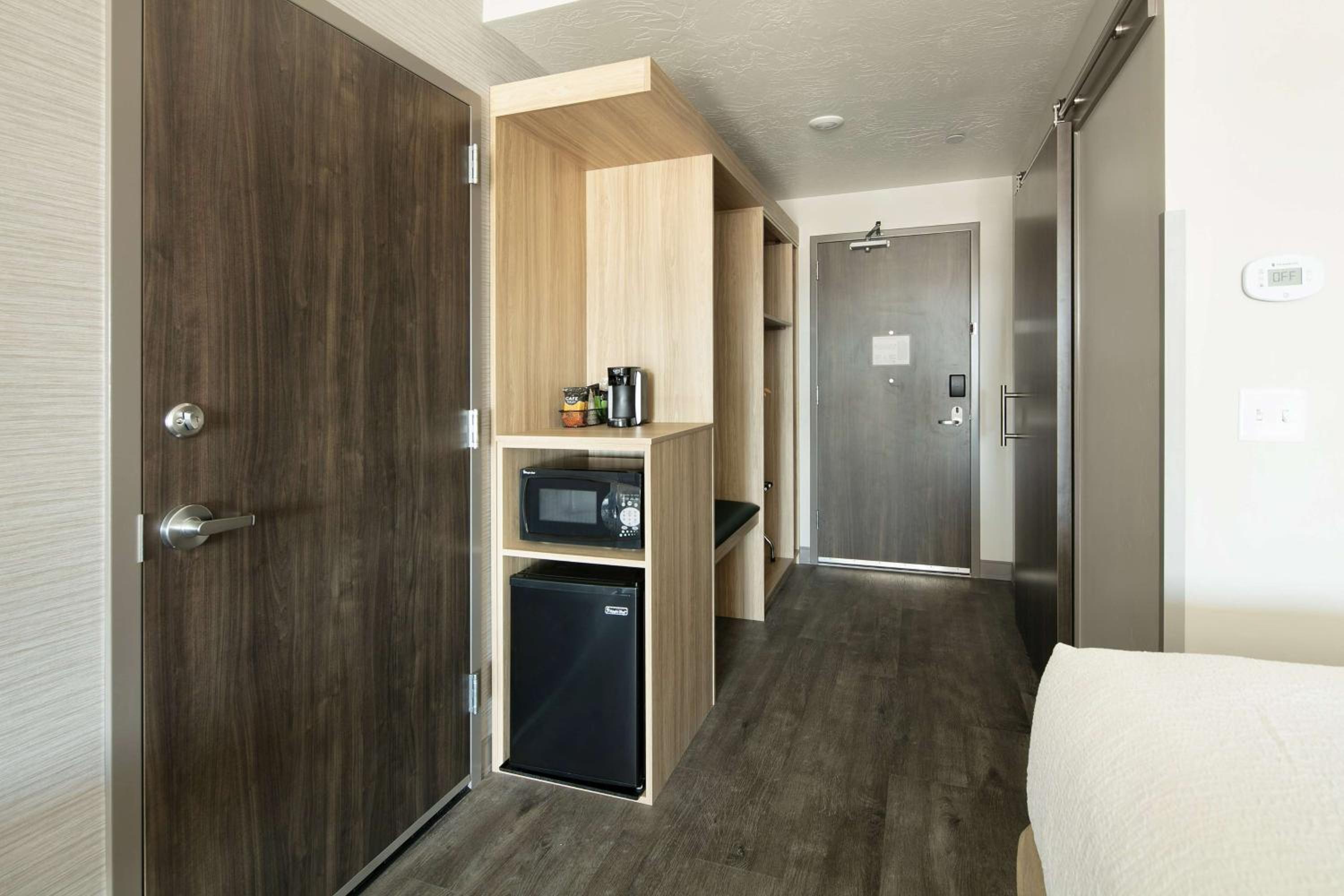 King Room with Walk-In Shower - Disability Access/Non-Smoking - Photo 2