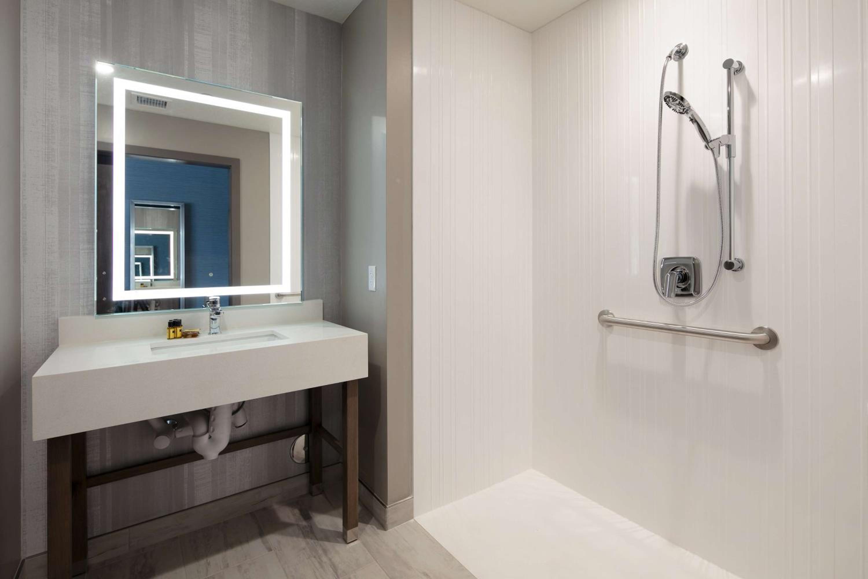 Queen Room with Two Queen Beds and Walk-In Shower - Mobility Access/Non-Smoking - Photo 4