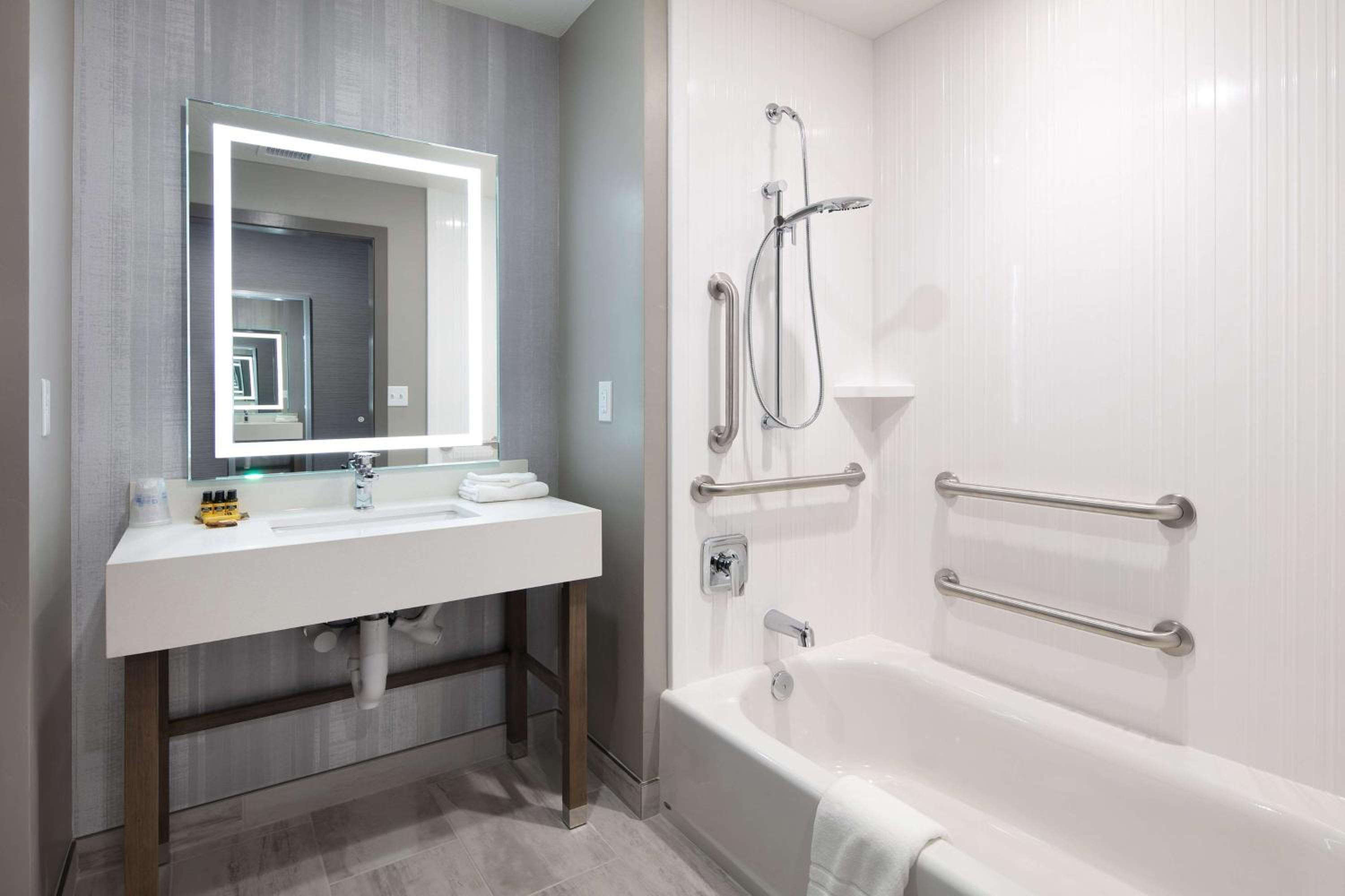 King Suite with Bath Tub and Sofa Bed - Disability Access/Non-Smoking - Photo 3