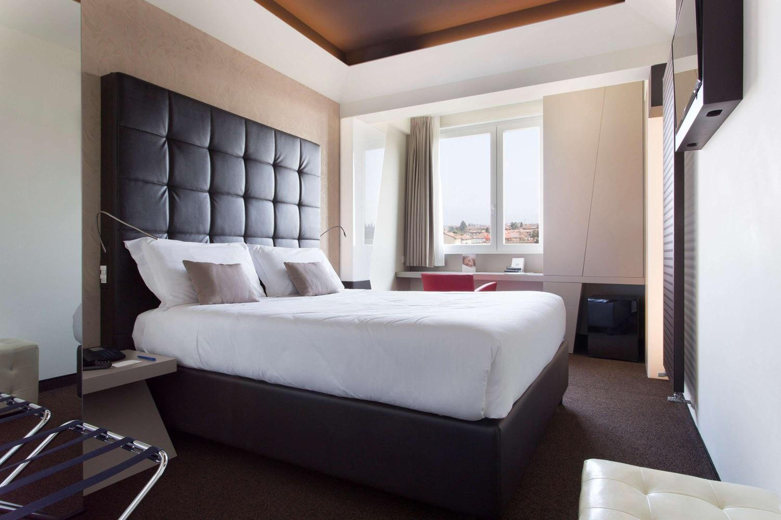 Smart Queen Room