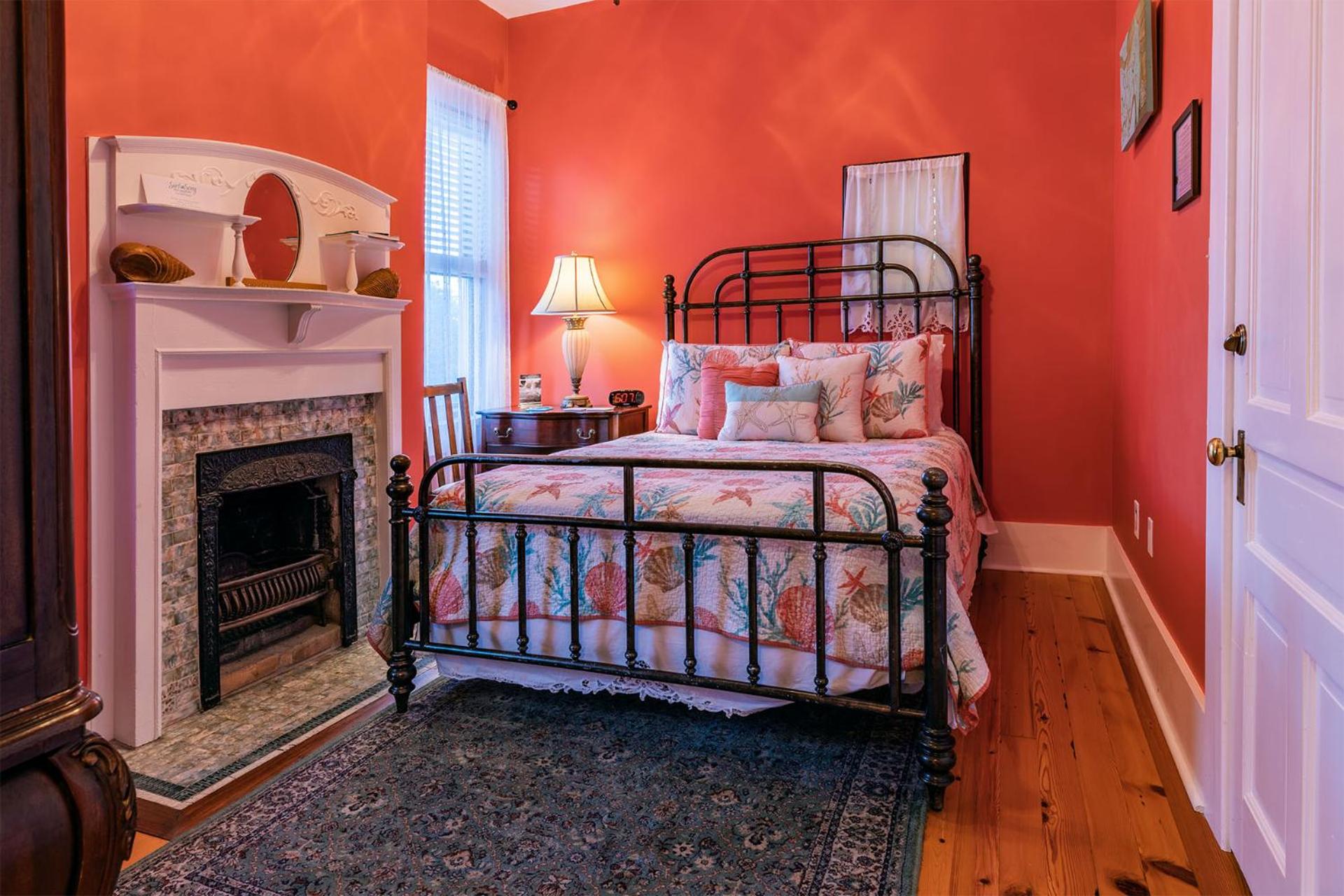 Queen Room photo 1