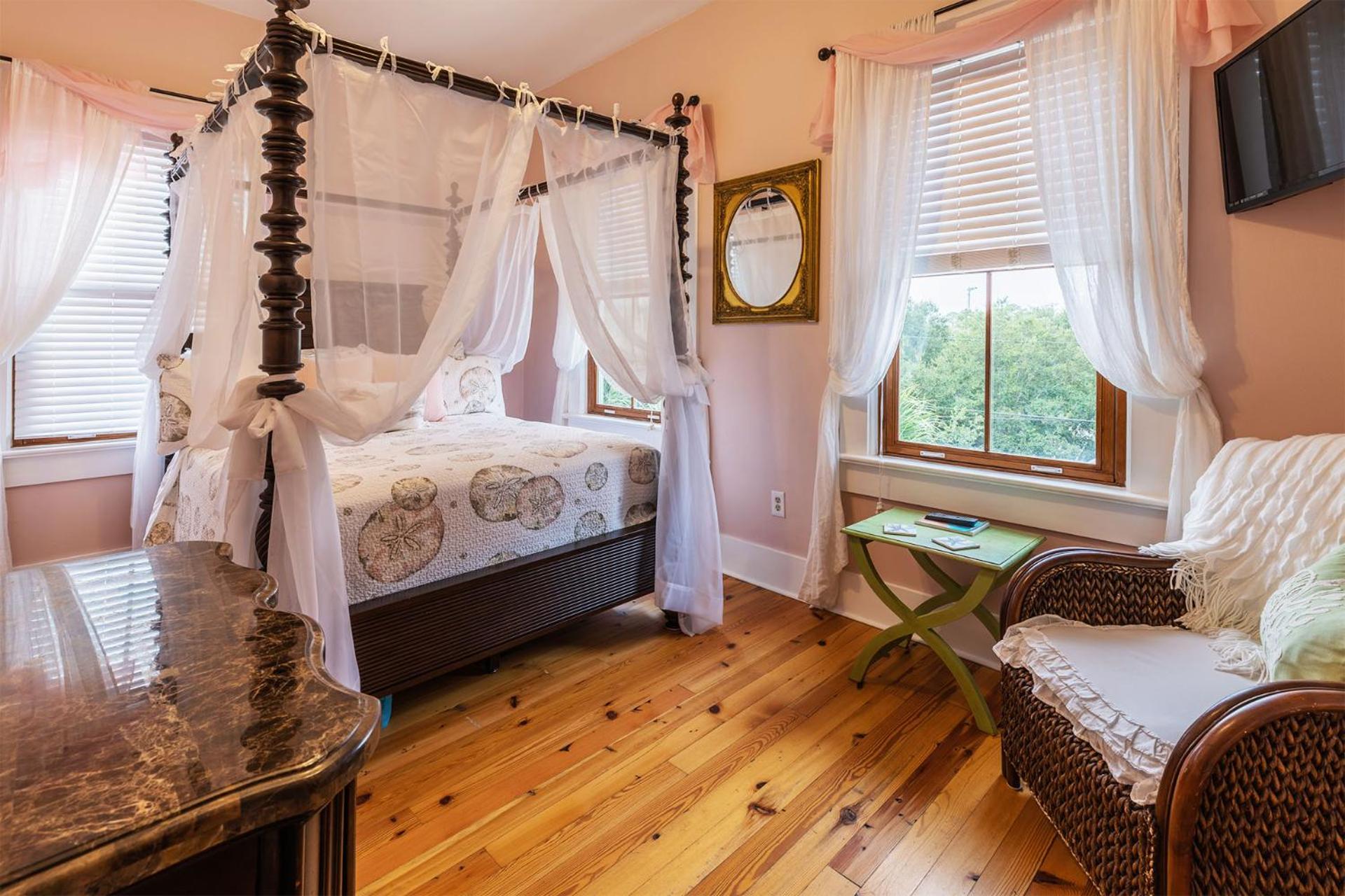Queen Room photo 1