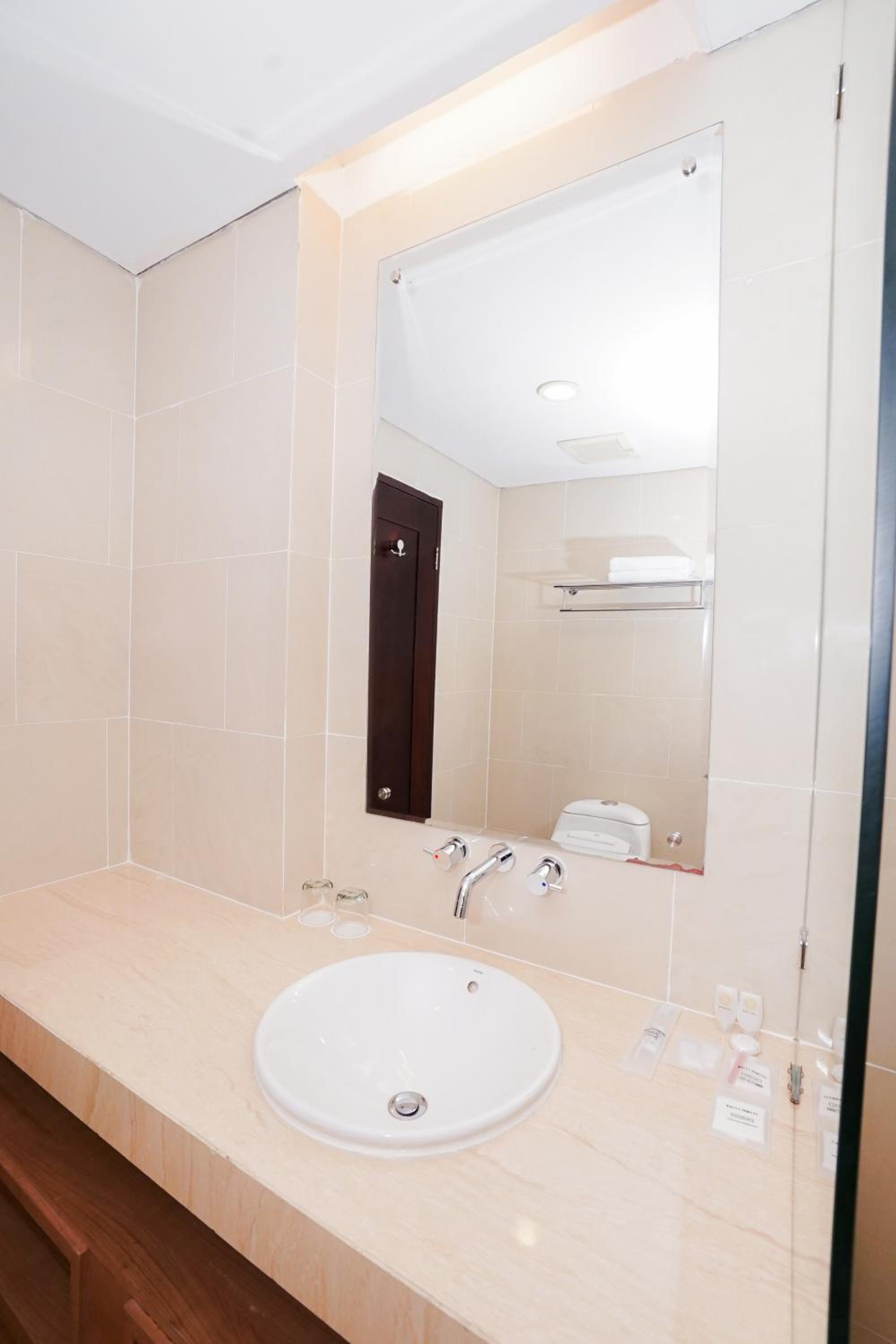 Executive Suite - Photo 4
