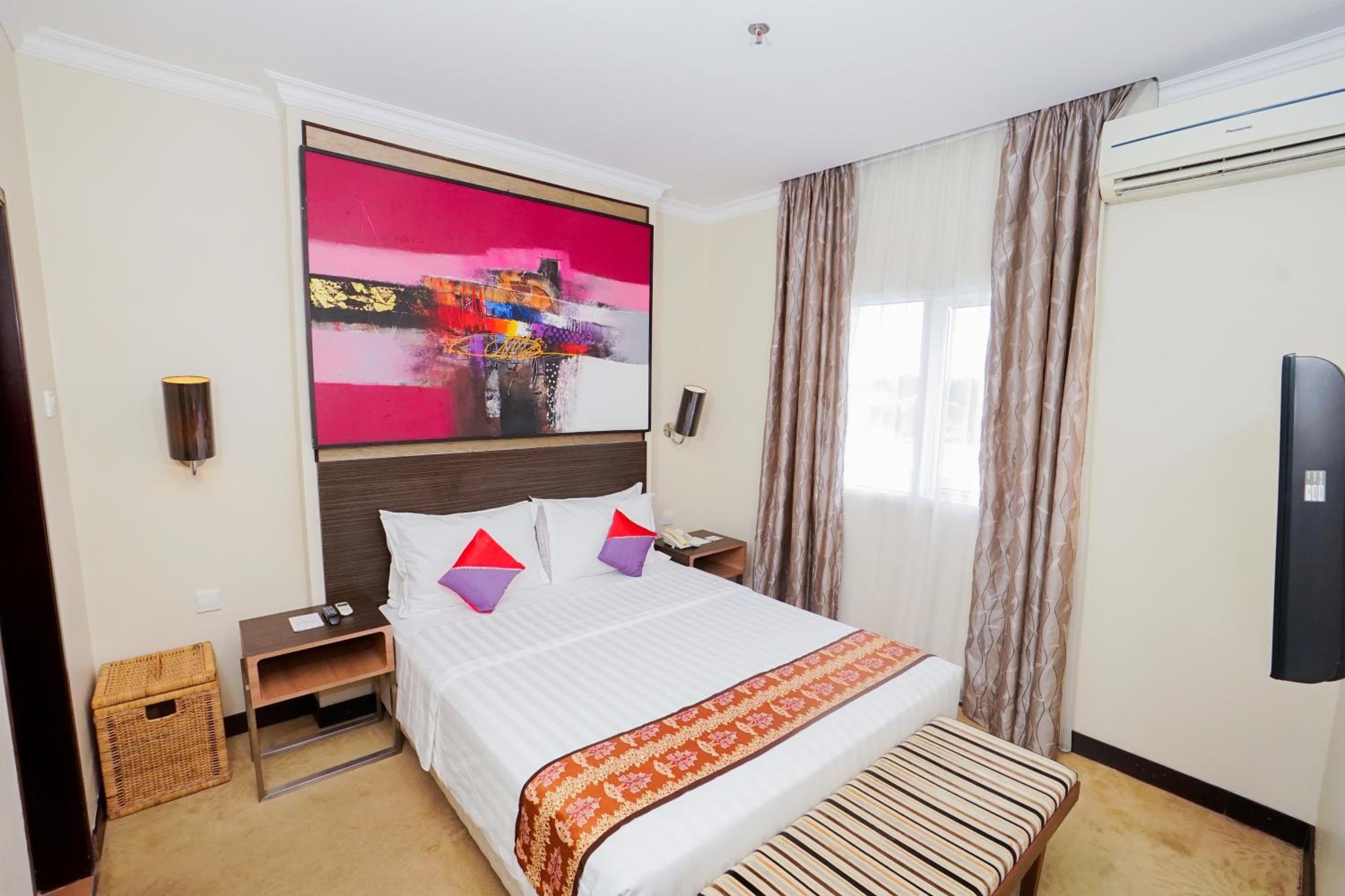 Executive Suite - Photo 1