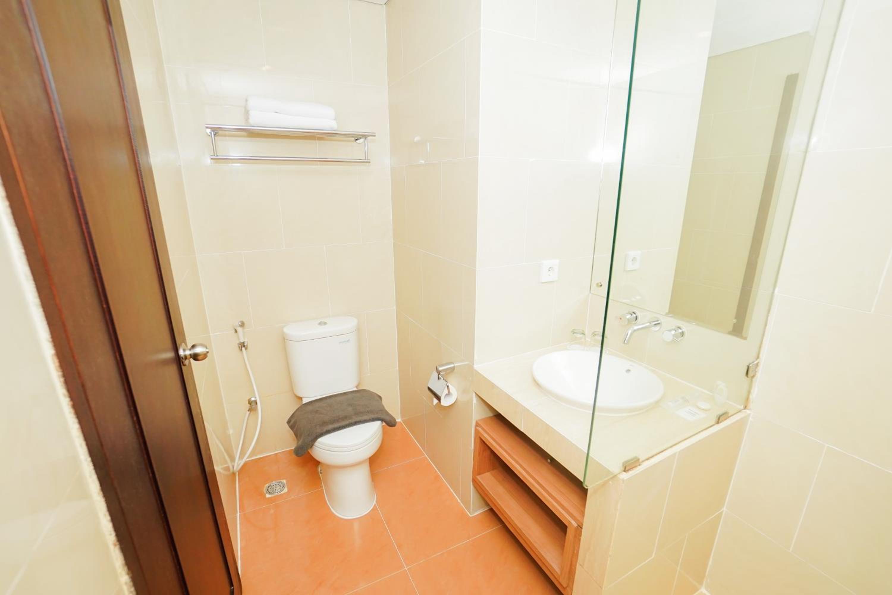 Executive Suite - Photo 7