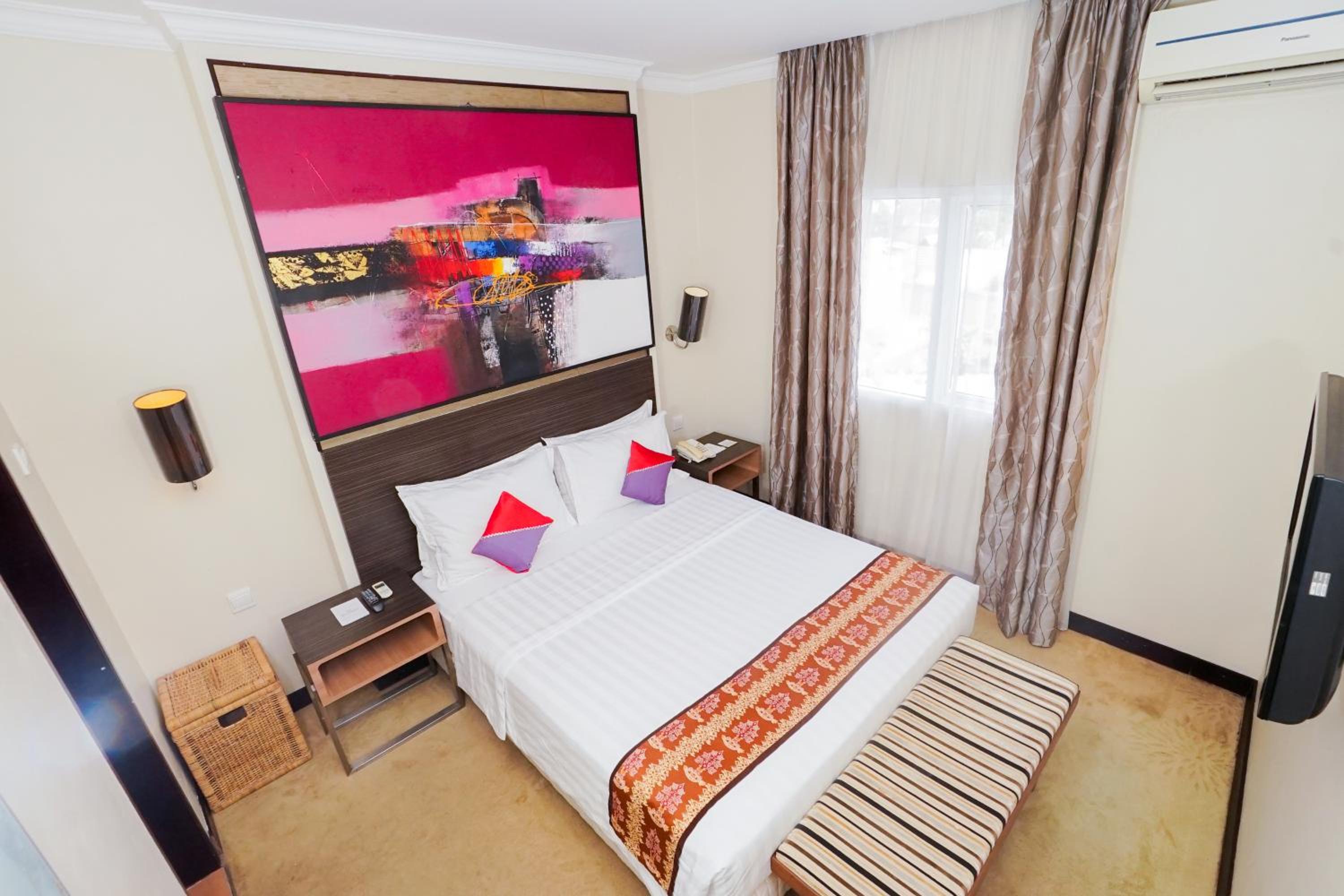 Executive Suite - Photo 6