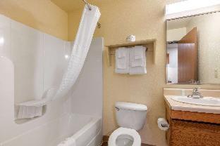 Efficiency Queen Room - Accessible/Non Smoking photo 3