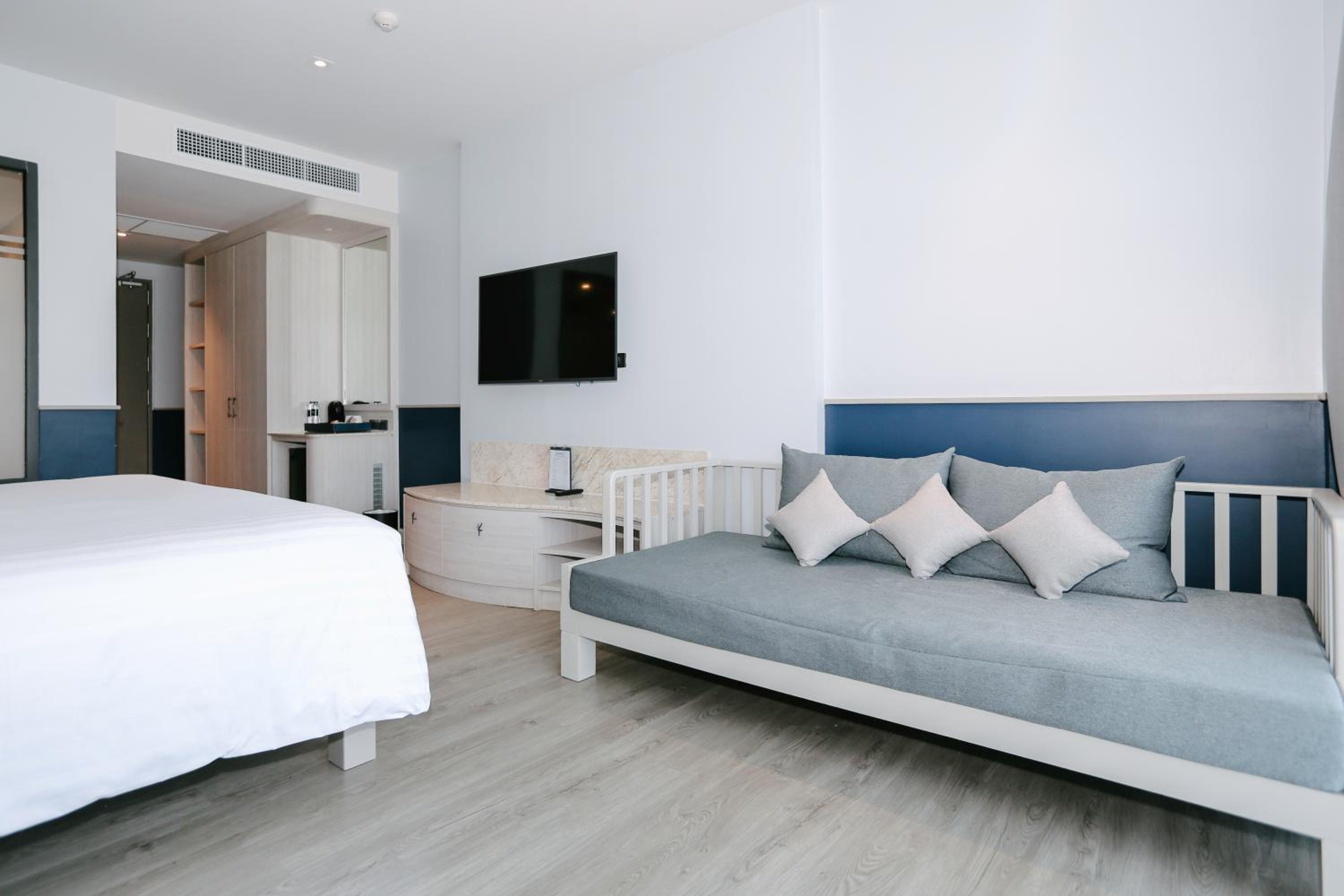 Deluxe Double or Twin Room with Pool View - Photo 23