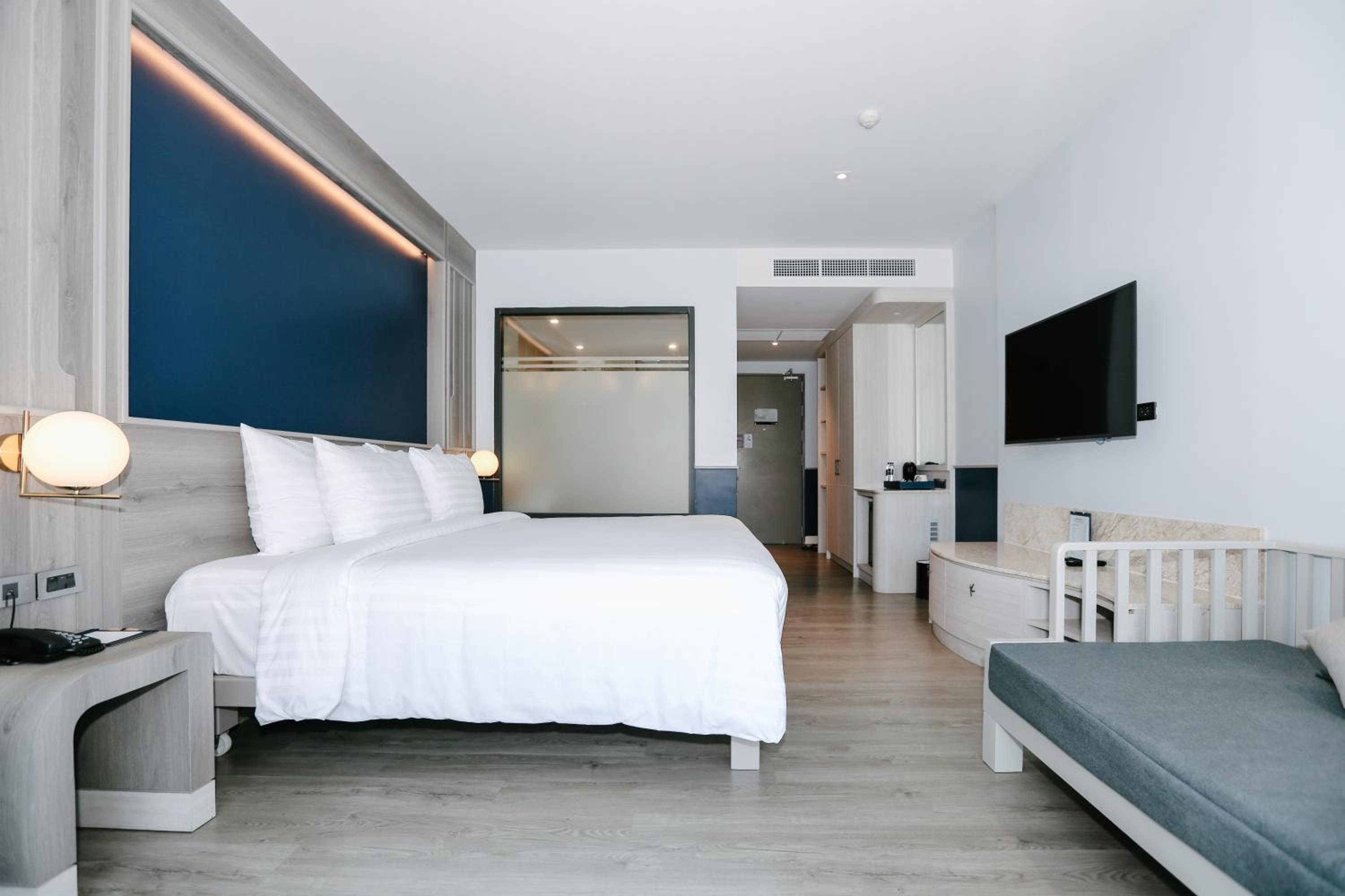 Deluxe Double or Twin Room with Pool View - Photo 1