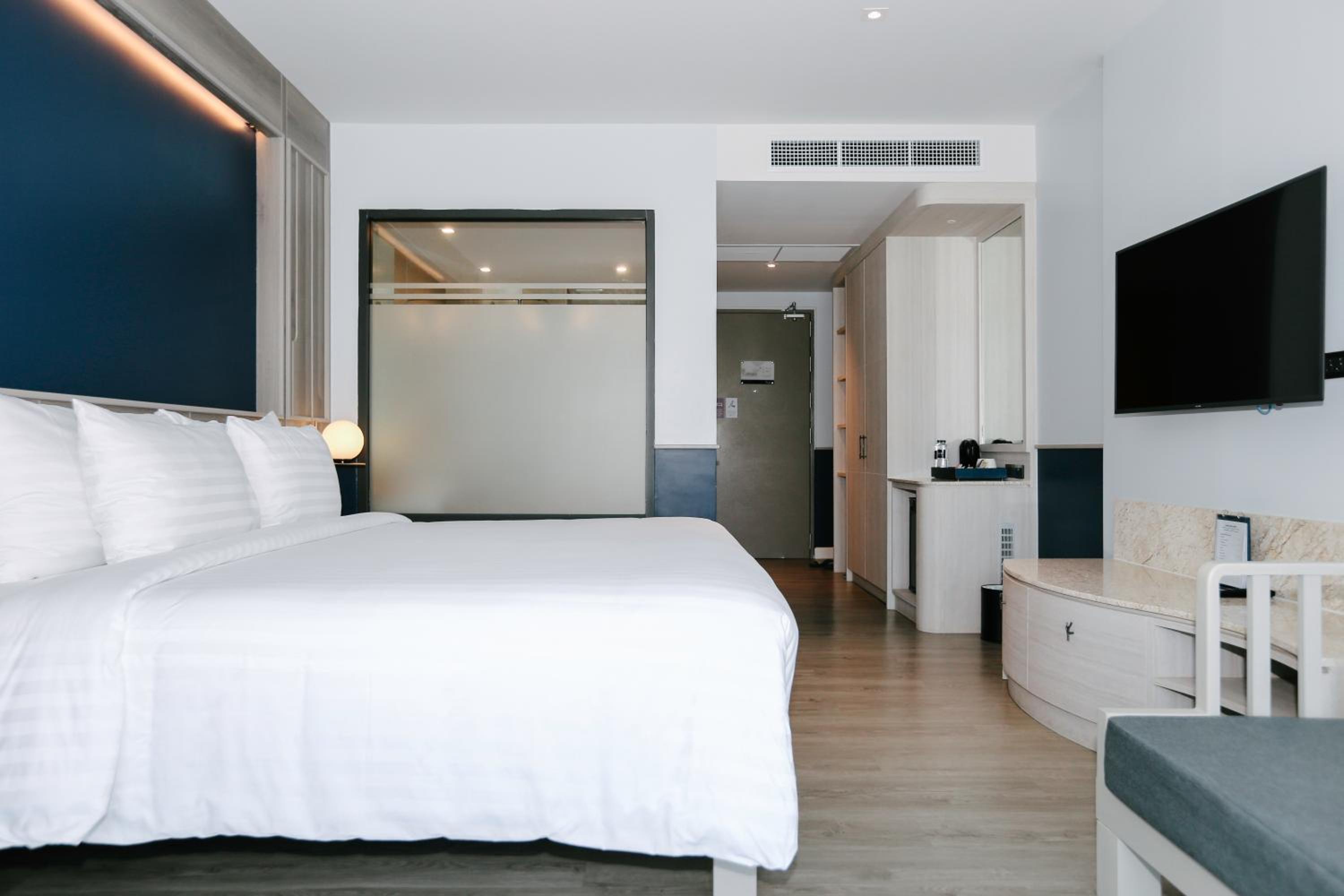 Deluxe Double or Twin Room with Pool View - Photo 19