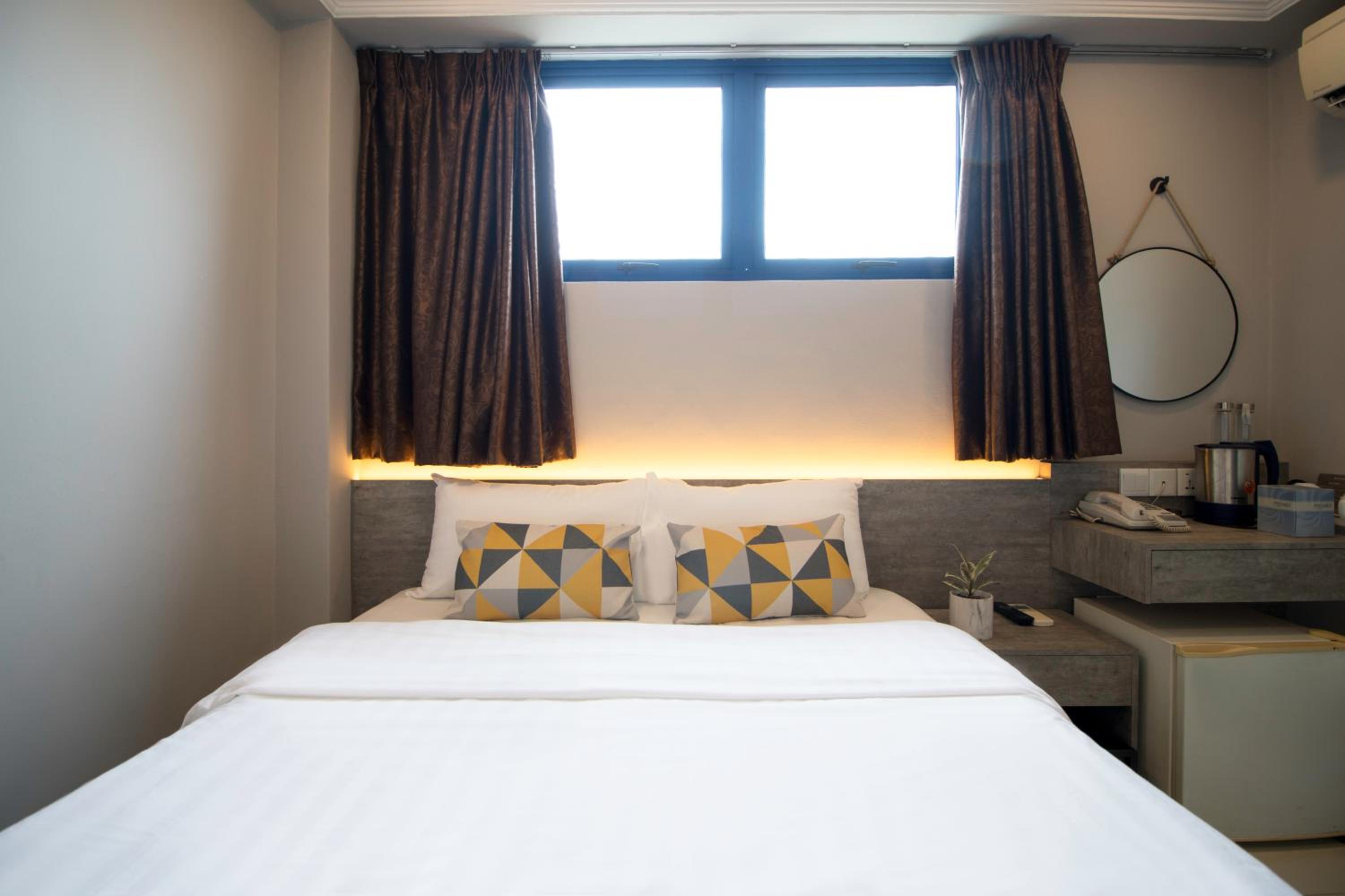 Standard Queen Room (Newly Renovated) photo 2