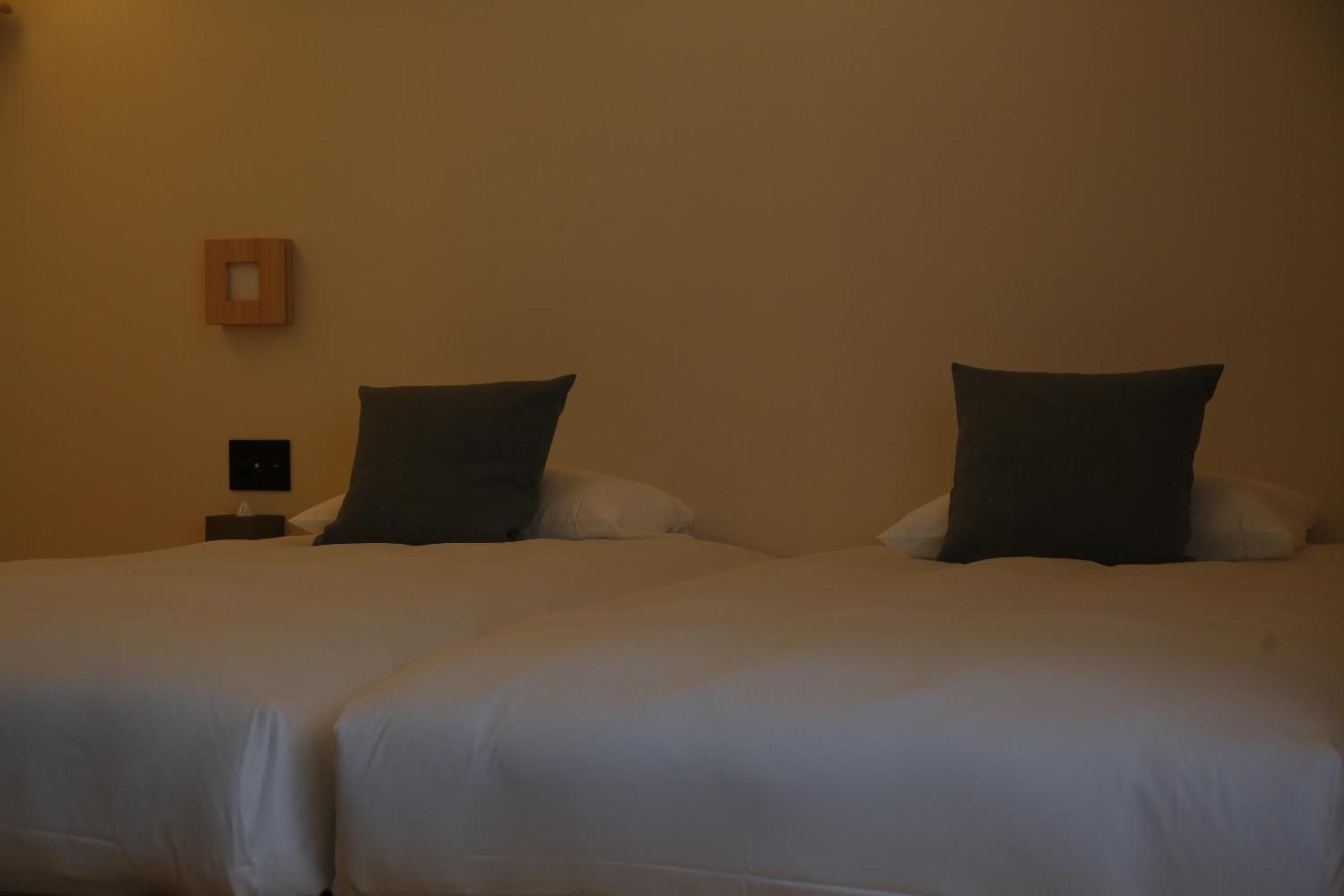 Twin Room with Shower - Photo 11