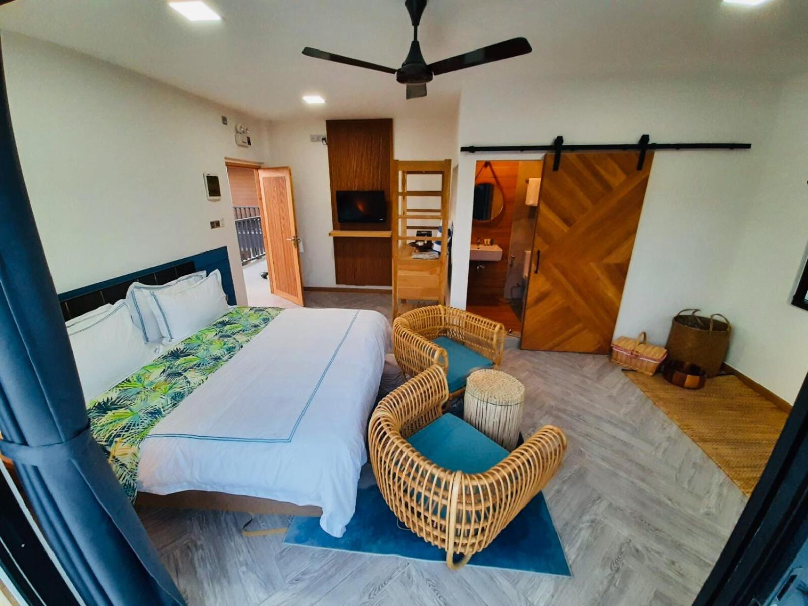 Deluxe King Room - Photo 2