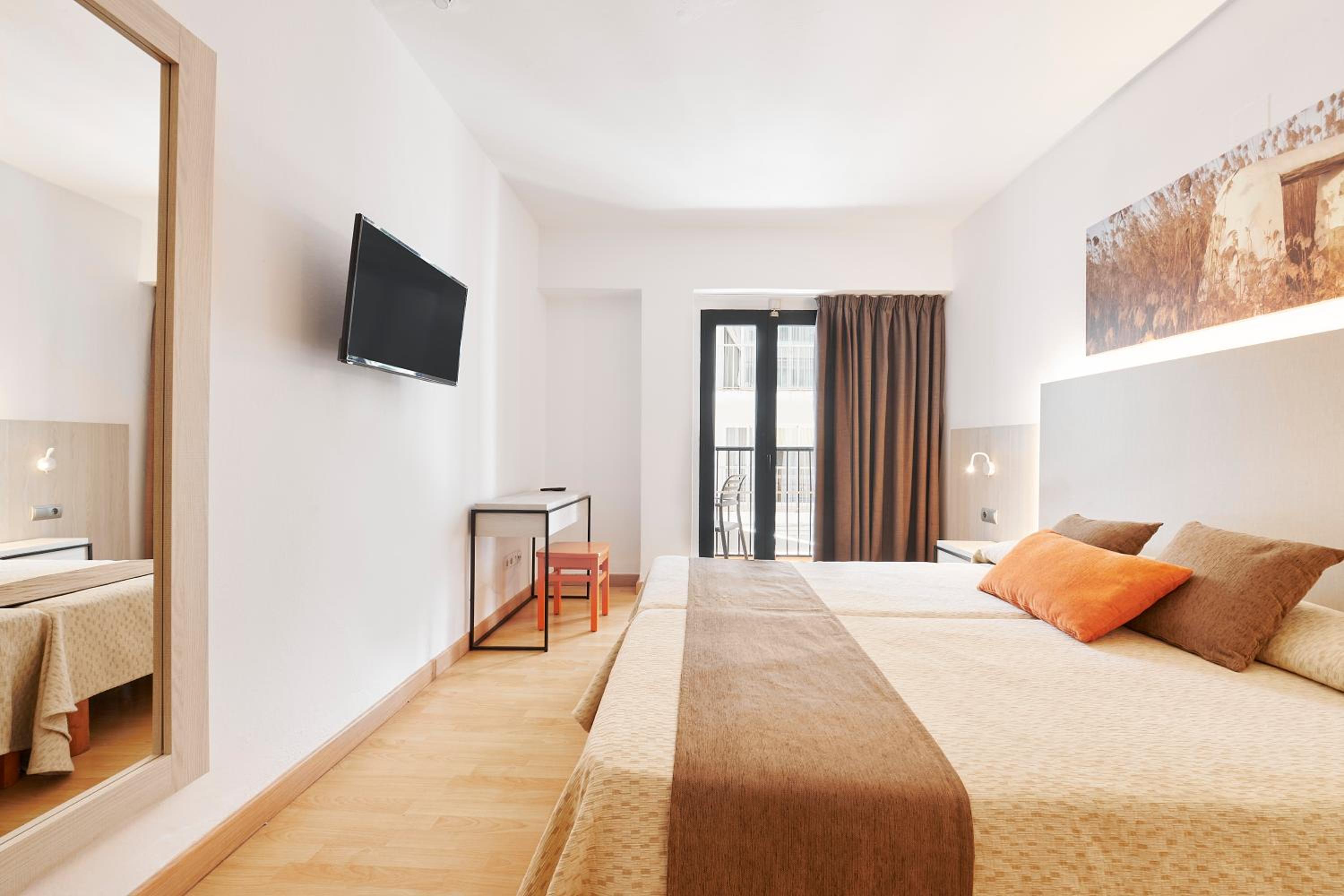 Twin Room - Photo 2