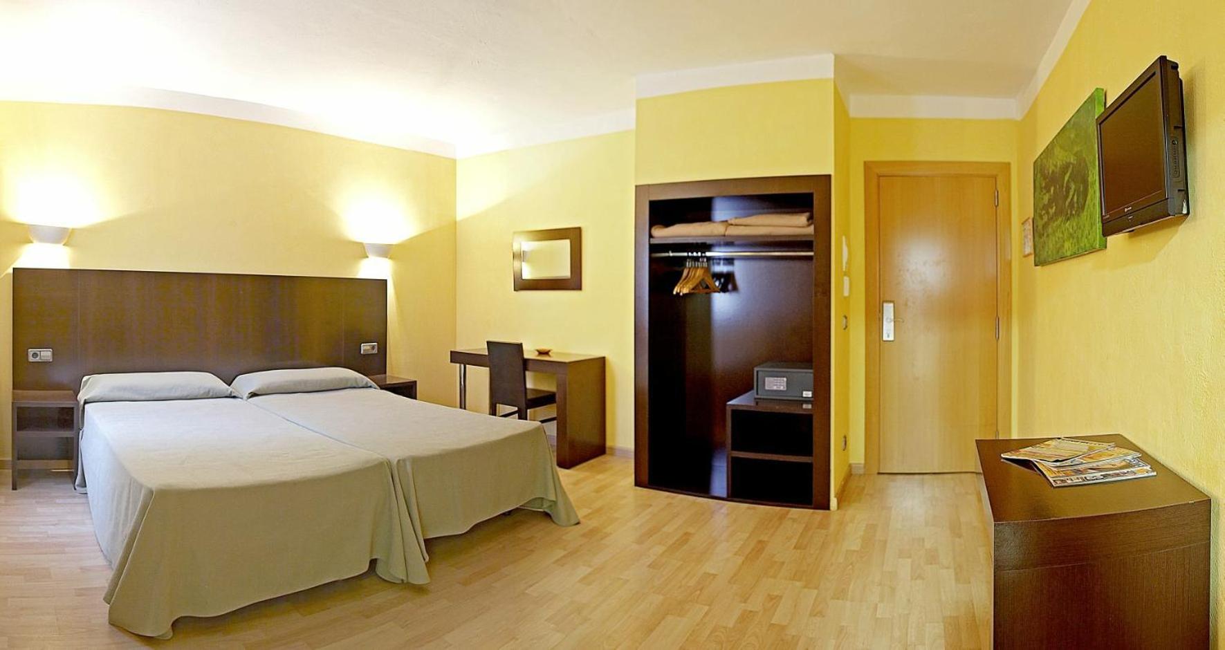 Quadruple Room - Photo 1