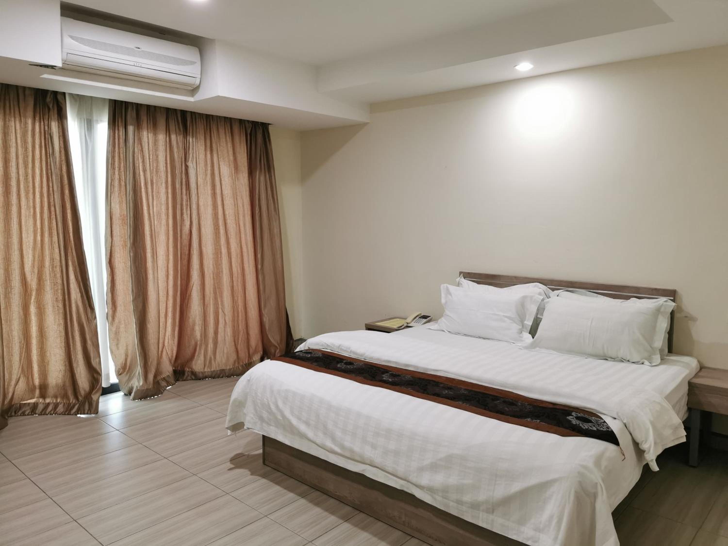 Deluxe King Room - Photo 2