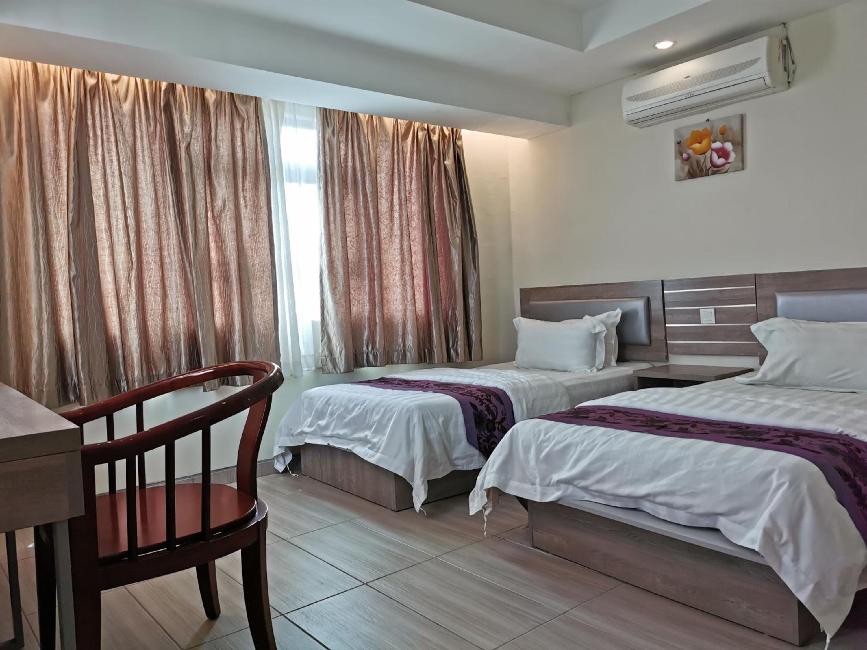 Family Room with Private Bathroom - Photo 2
