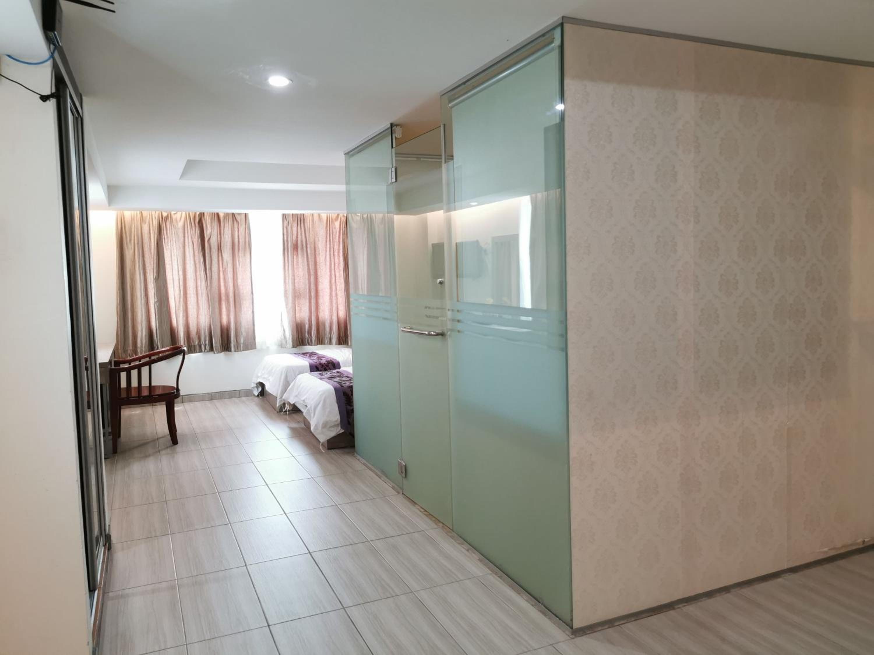 Family Room with Private Bathroom - Photo 4