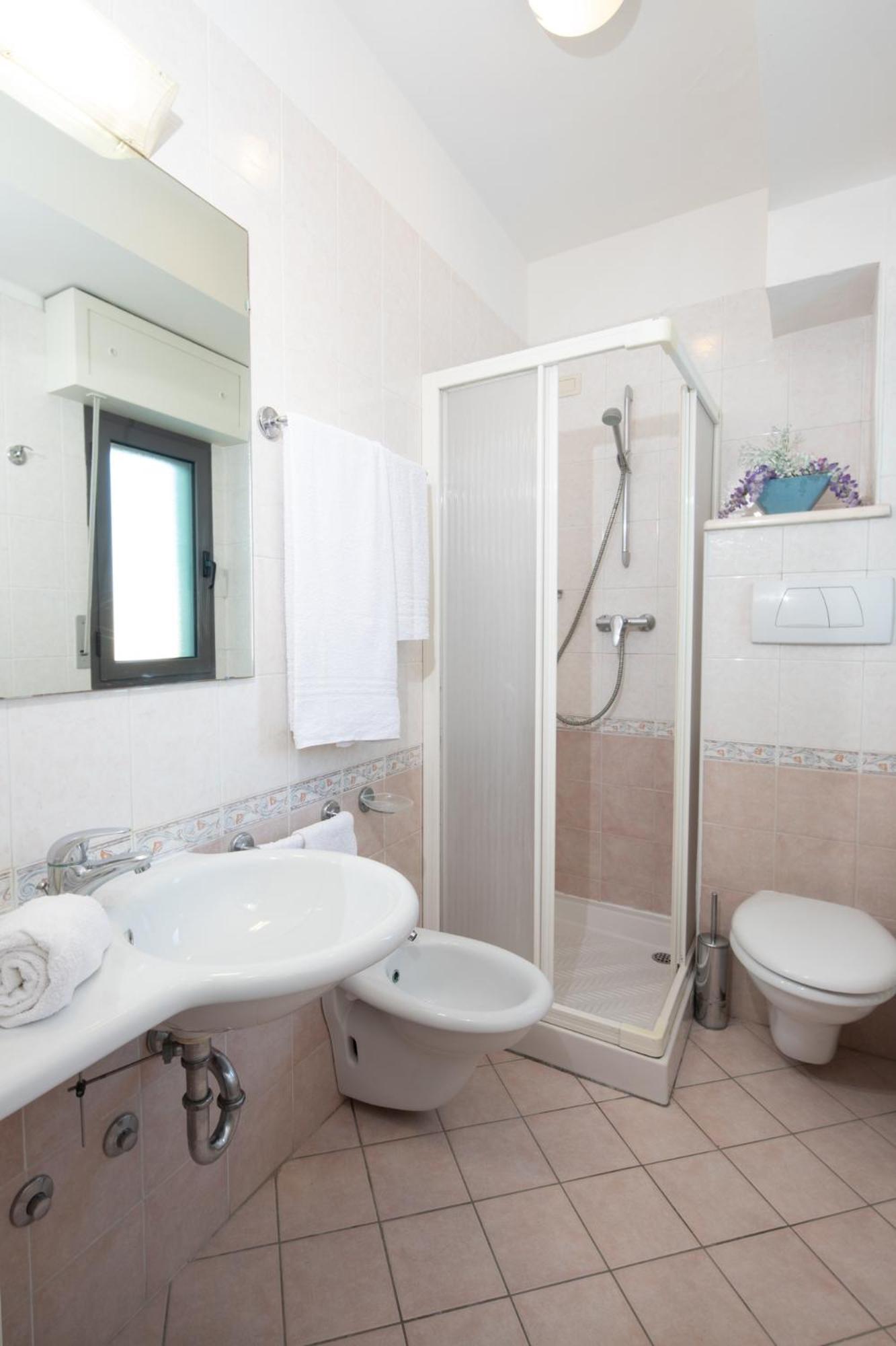 Single Room with Private Bathroom photo 2