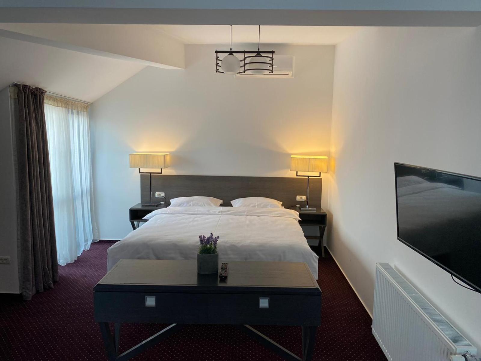 King Room with Balcony - Photo 11