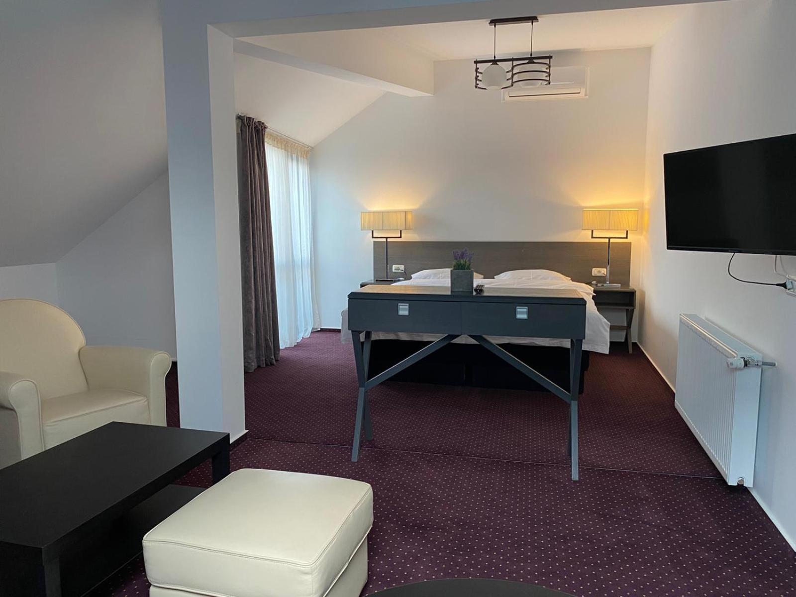 King Room with Balcony - Photo 2