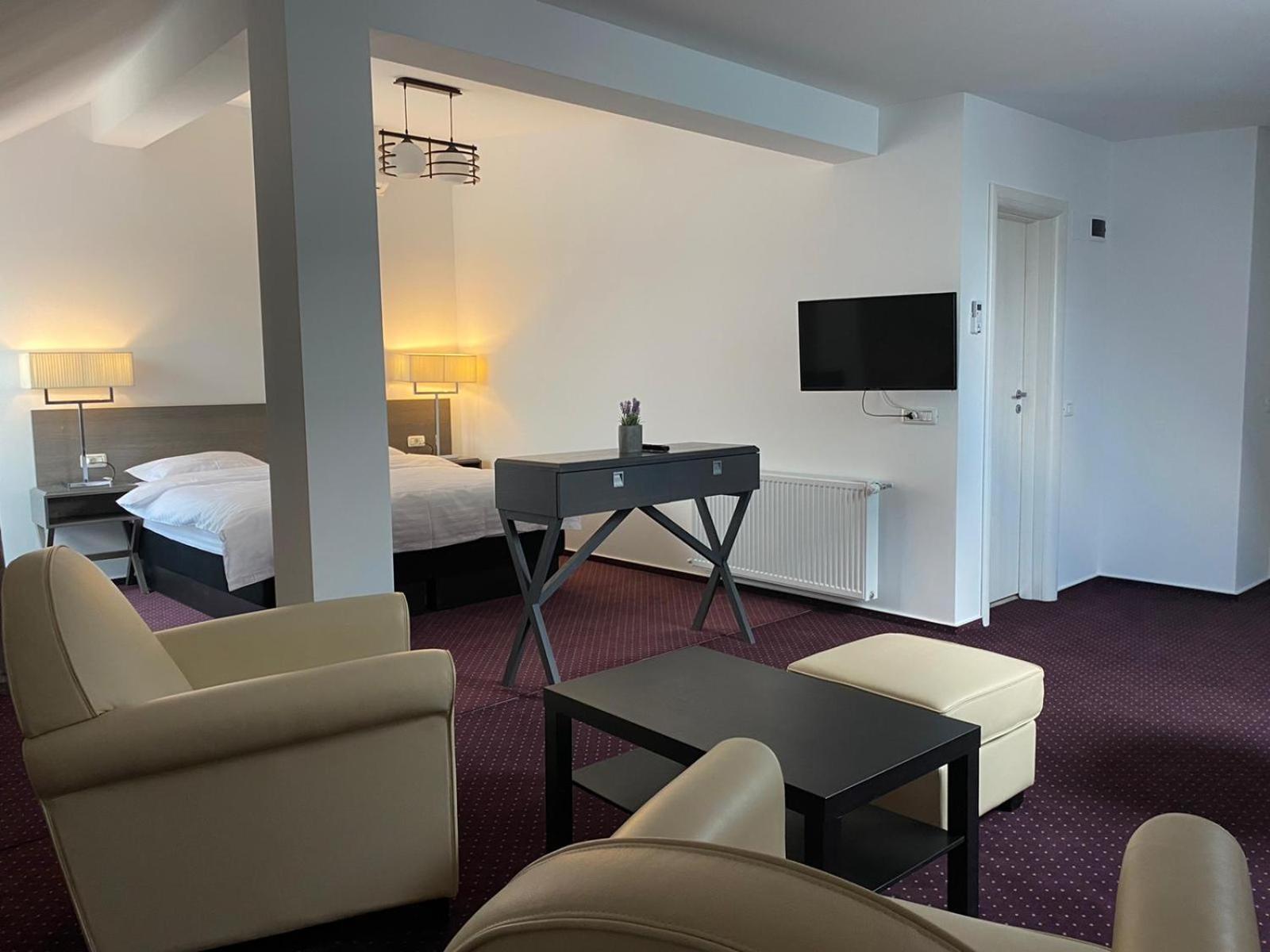 King Room with Balcony - Photo 3