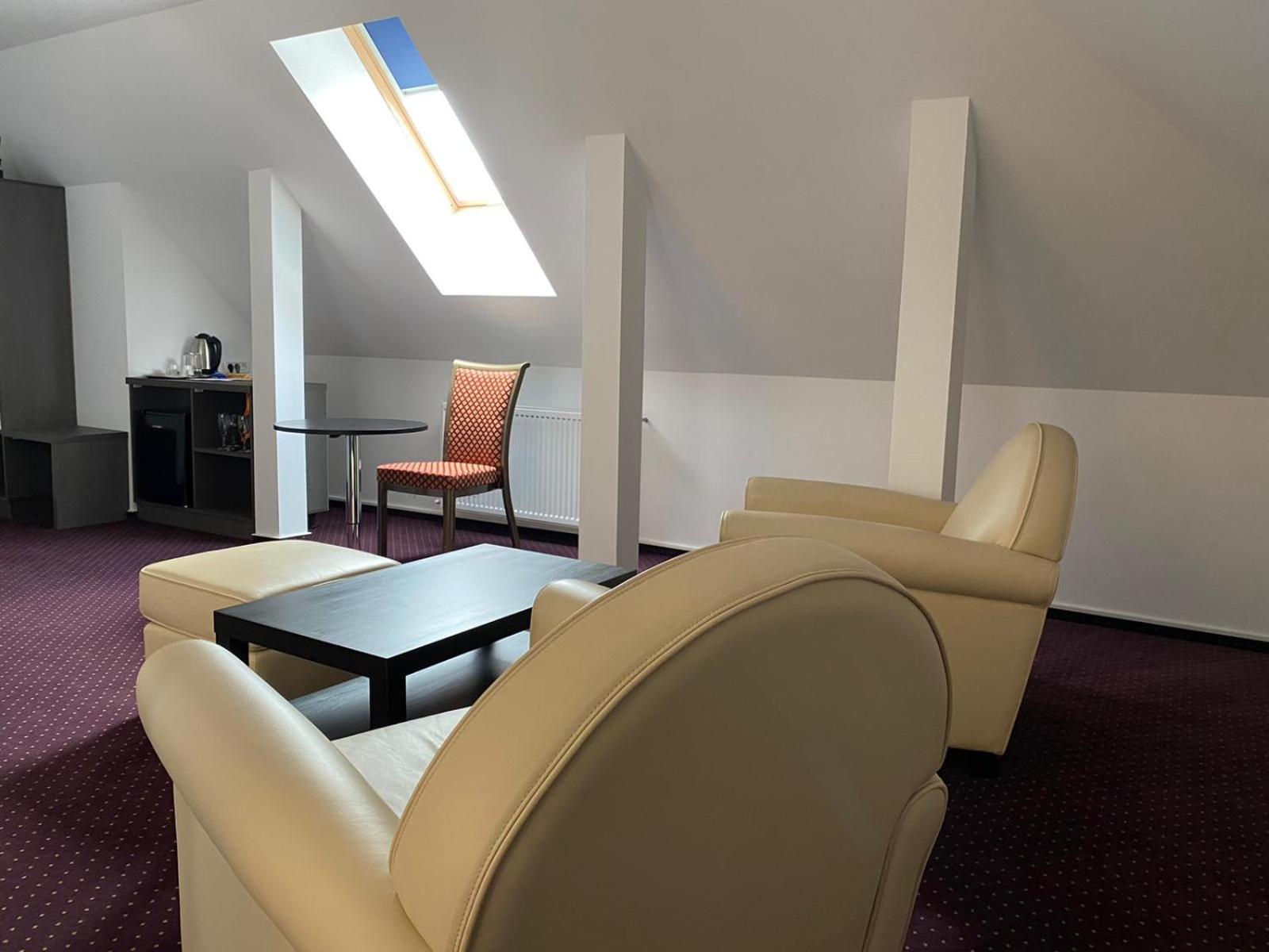 King Room with Balcony - Photo 5