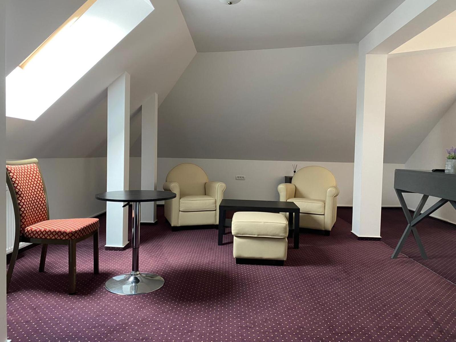 King Room with Balcony - Photo 6